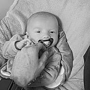 Manea a rejoint le concours — aidez-le/la à gagner de superbes lots ! baby, pacifier, hand, blanket, soft_texture, infant, closeup, black_and_white, comfort, caring, person, watch, sleeve, face, expression, indoors, relaxation, nap_time, gentle, cute