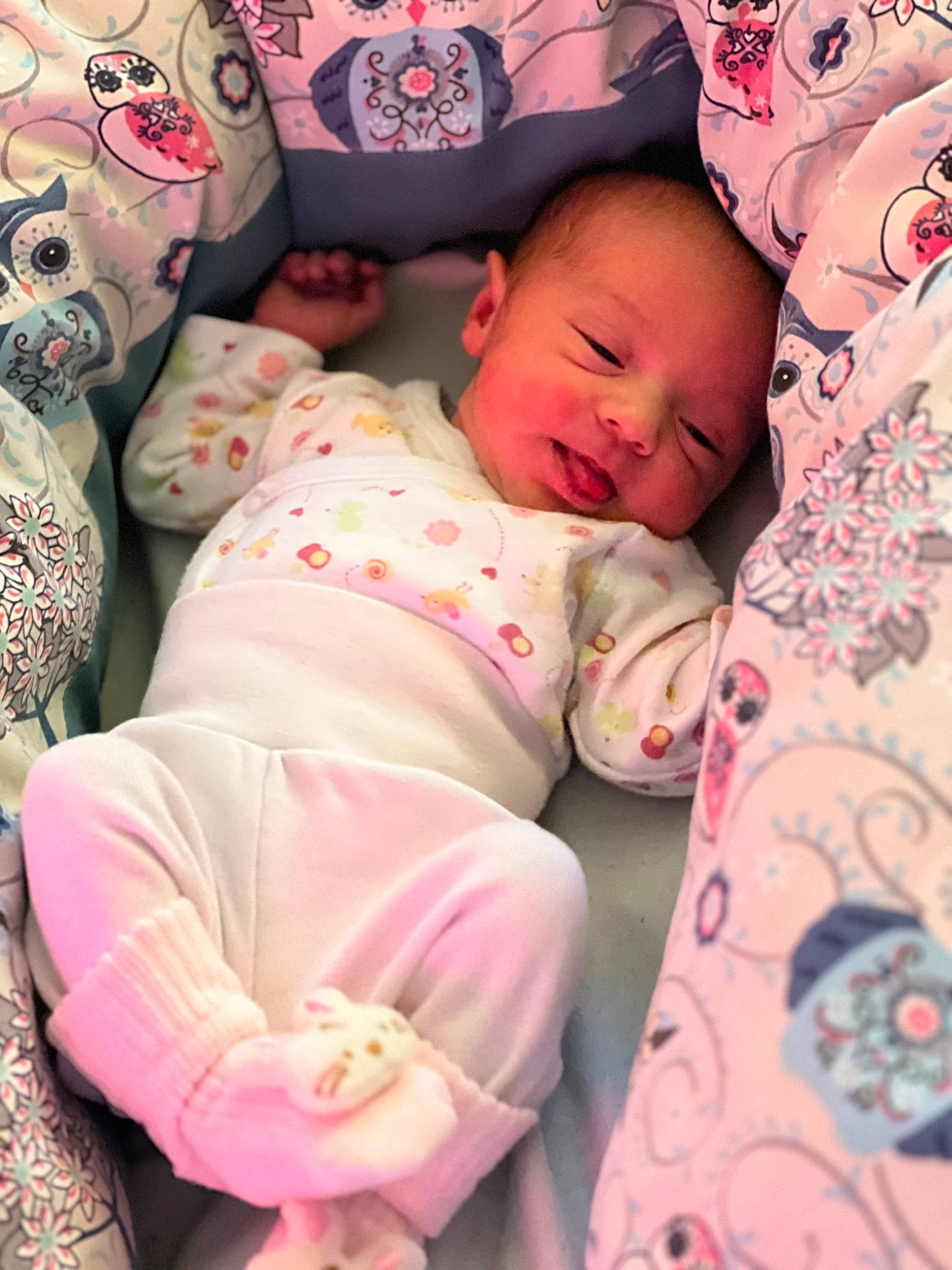 Maëlys a rejoint le concours — aidez-le/la à gagner de superbes lots ! baby, baby_sleeping, baby_toddler_clothing, bed, bedding, cheek, child, comfort, eye, face, head, human_body, linens, pattern, person, pink, product, skin, sleeve, textile