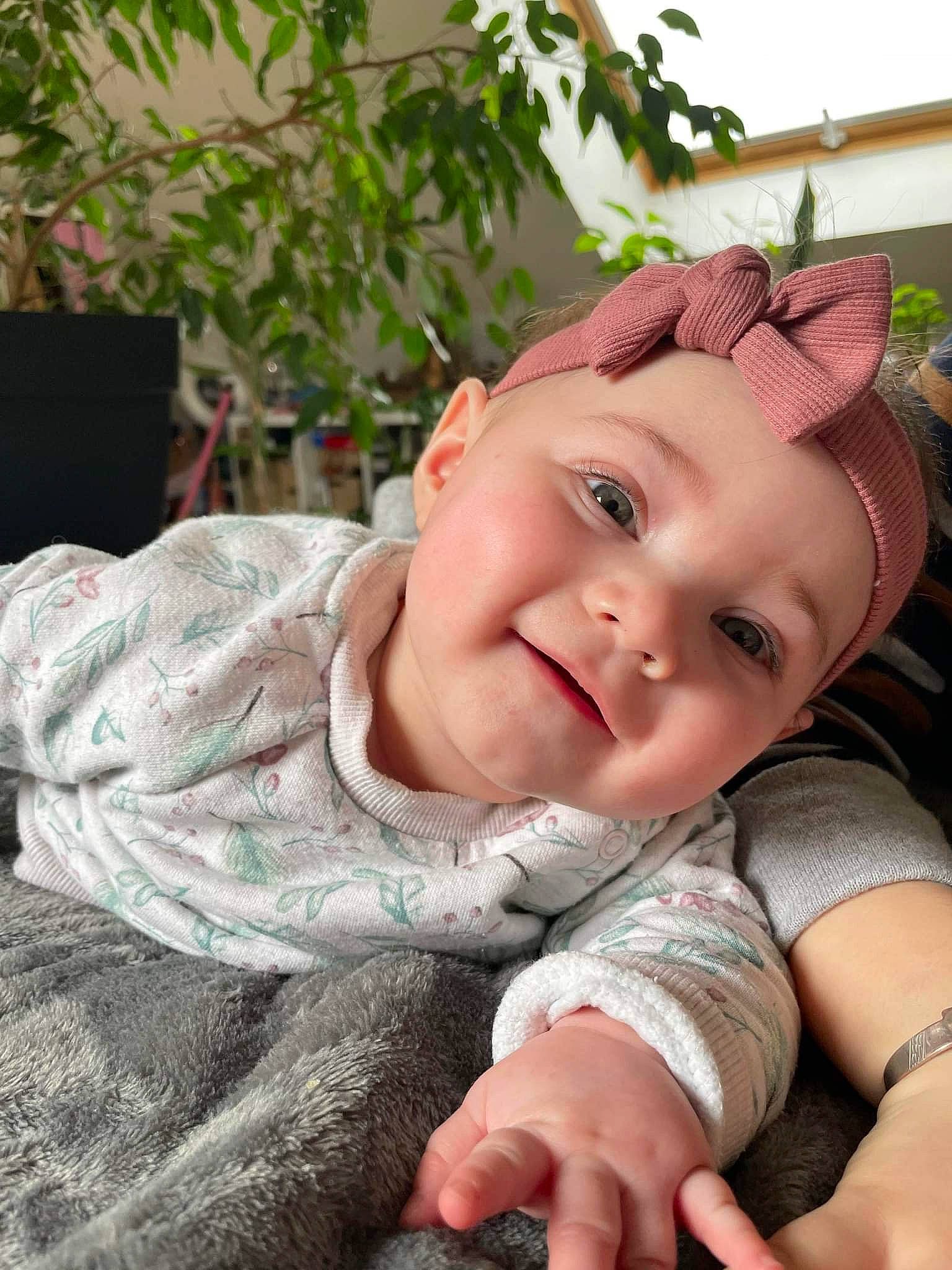 Alba a rejoint le concours — aidez-le/la à gagner de superbes lots ! baby, baby_toddler_clothing, cheek, chin, face, facial_expression, gesture, grass, happy, head, headgear, headwear, leaf, lip, mouth, nose, person, pink, plant, skin