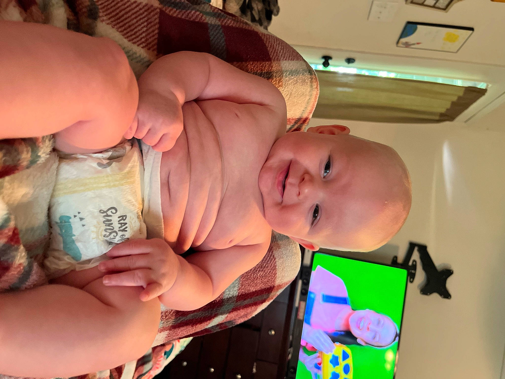 Jason is registered to the contest to win money with this photo: abdomen, baby, chest, child, elbow, eye, finger, fun, gesture, hand, happy, human_body, joy, mouth, nail, person, skin, smile, thigh, thumb