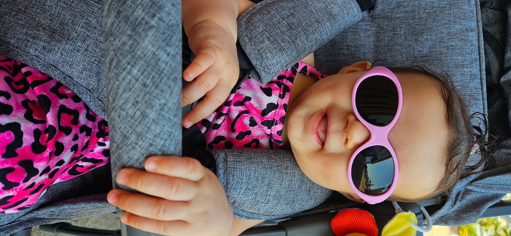Kaycie a rejoint le concours — aidez-le/la à gagner de superbes lots ! baby_toddler_clothing, cheek, eyelash, finger, gesture, goggles, hand, lip, mouth, nail, nose, organ, person, pink, purple, skin, smile, sunglasses, textile, thumb