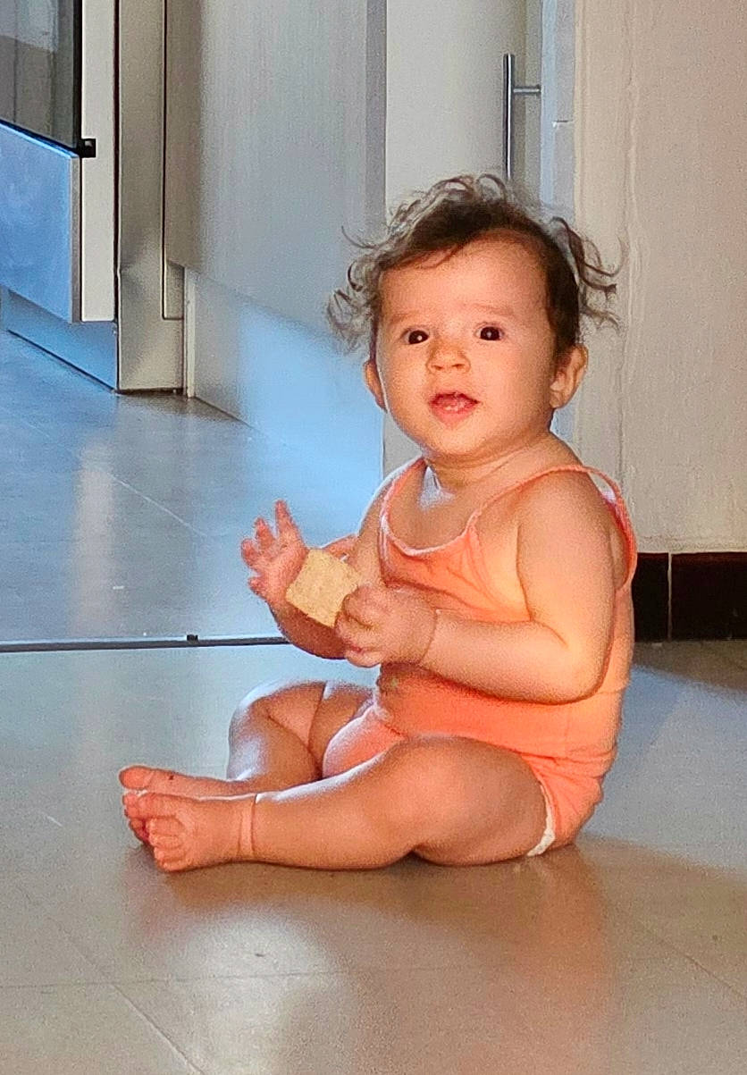 Kaycie a rejoint le concours — aidez-le/la à gagner de superbes lots ! baby_toddler_clothing, barefoot, child, elbow, floor, flooring, foot, hardwood, human_leg, joint, knee, leg, person, shoulder, skin, thigh, thumb, toddler, toe, trunk