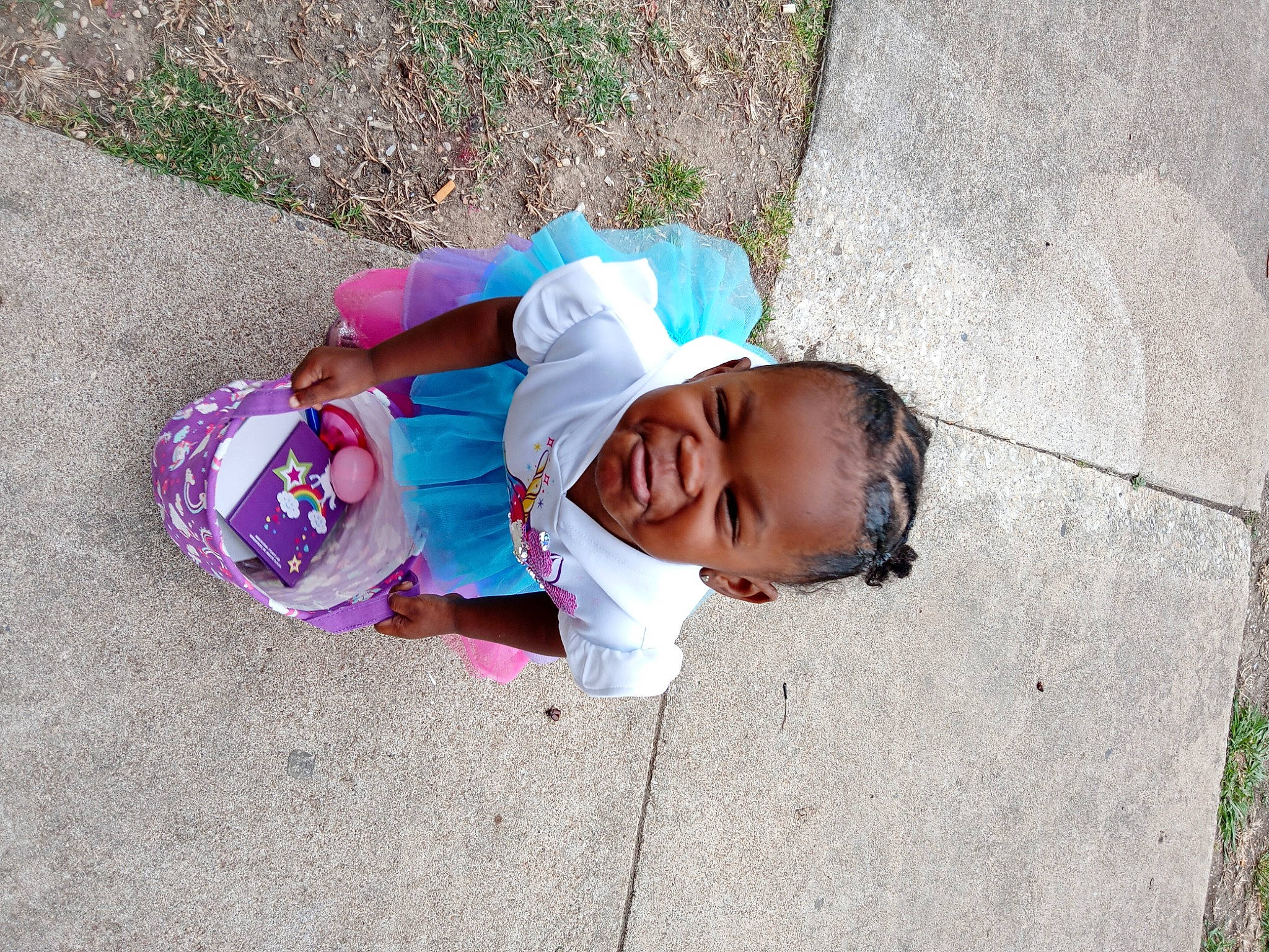 Masihi is registered to the contest to win money with this photo: asphalt, baby, baby_toddler_clothing, child, face, fun, grass, hat, head, headgear, leaf, leisure, person, plant, recreation, road_surface, sidewalk, sitting, toddler, tree