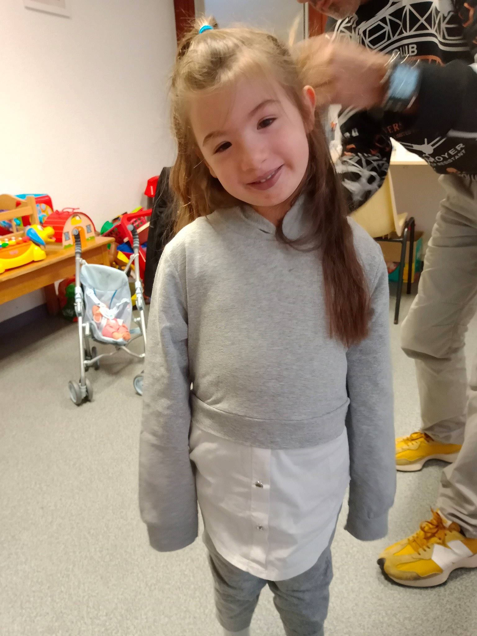 Wendy a rejoint le concours — aidez-le/la à gagner de superbes lots ! belt, blond, camera, child, event, floor, flooring, fun, fur, human_leg, joint, joy, knee, leisure, person, room, sleeve, smile, sportswear, t_shirt