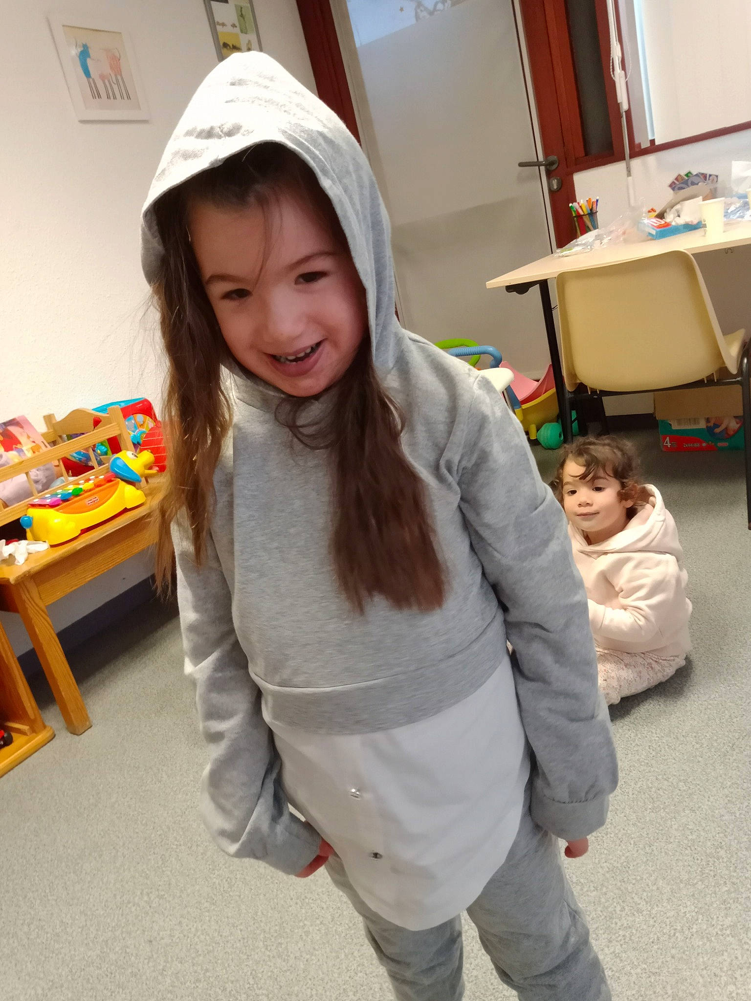 Wendy a rejoint le concours — aidez-le/la à gagner de superbes lots ! cap, child, fashion_accessory, flooring, fun, happy, human_leg, joy, knee, pattern, person, room, sitting, skin, sleeve, smile, sock, standing, table, toddler