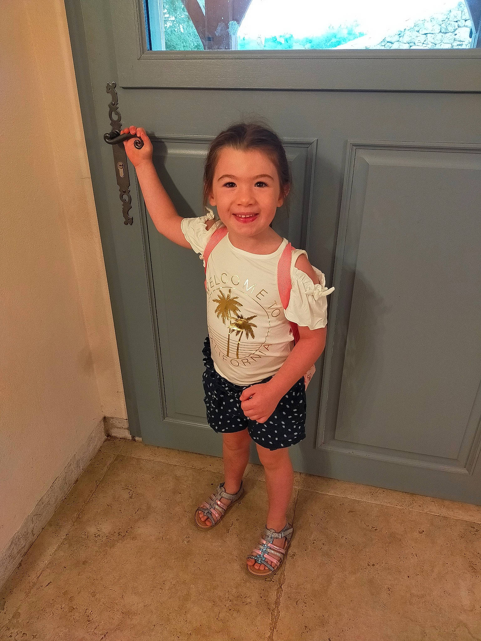 Wendy a rejoint le concours — aidez-le/la à gagner de superbes lots ! baby_toddler_clothing, door, elbow, floor, flooring, gesture, hair, happy, human_leg, joint, joy, knee, person, shorts, sleeve, smile, standing, television, thigh, thumb
