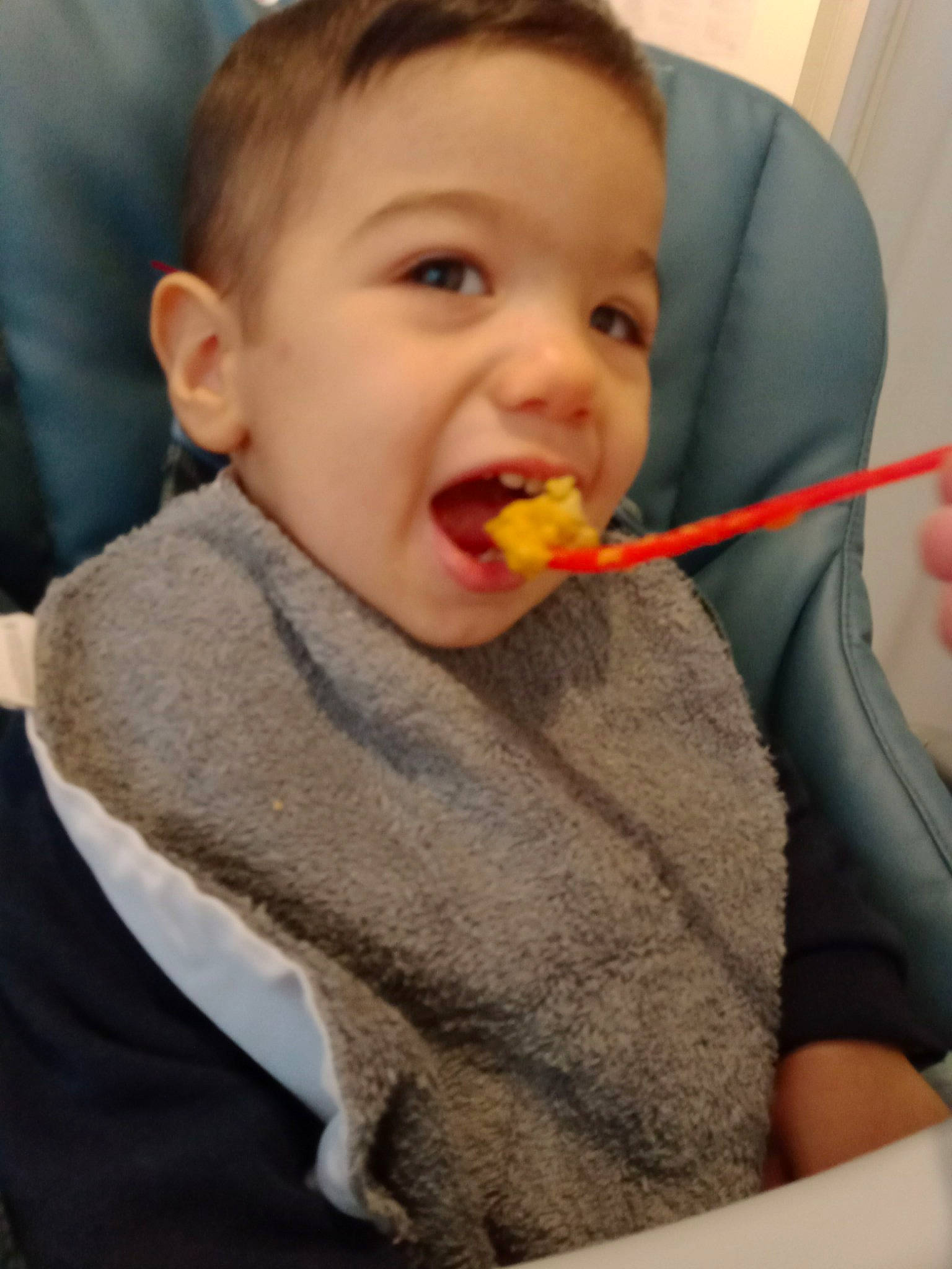 Dinis a rejoint le concours — aidez-le/la à gagner de superbes lots ! baby, biting, child, comfort_food, cuisine, dish, eating, food, food_craving, fun, happy, ingredient, junk_food, mouth, natural_foods, nose, person, sharing, sweetness, tableware