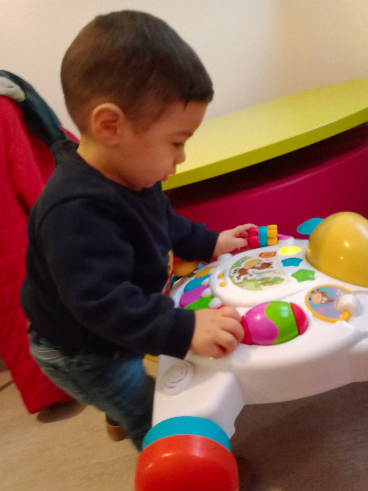 Dinis participe au concours pour gagner de l'argent avec cette photo : baby, baby_playing_with_toys, baby_toddler_clothing, baby_toys, child, cleanliness, event, fun, hand, leisure, luggage_and_bags, person, plastic, play, recreation, room, sharing, sitting, t_shirt, toddler