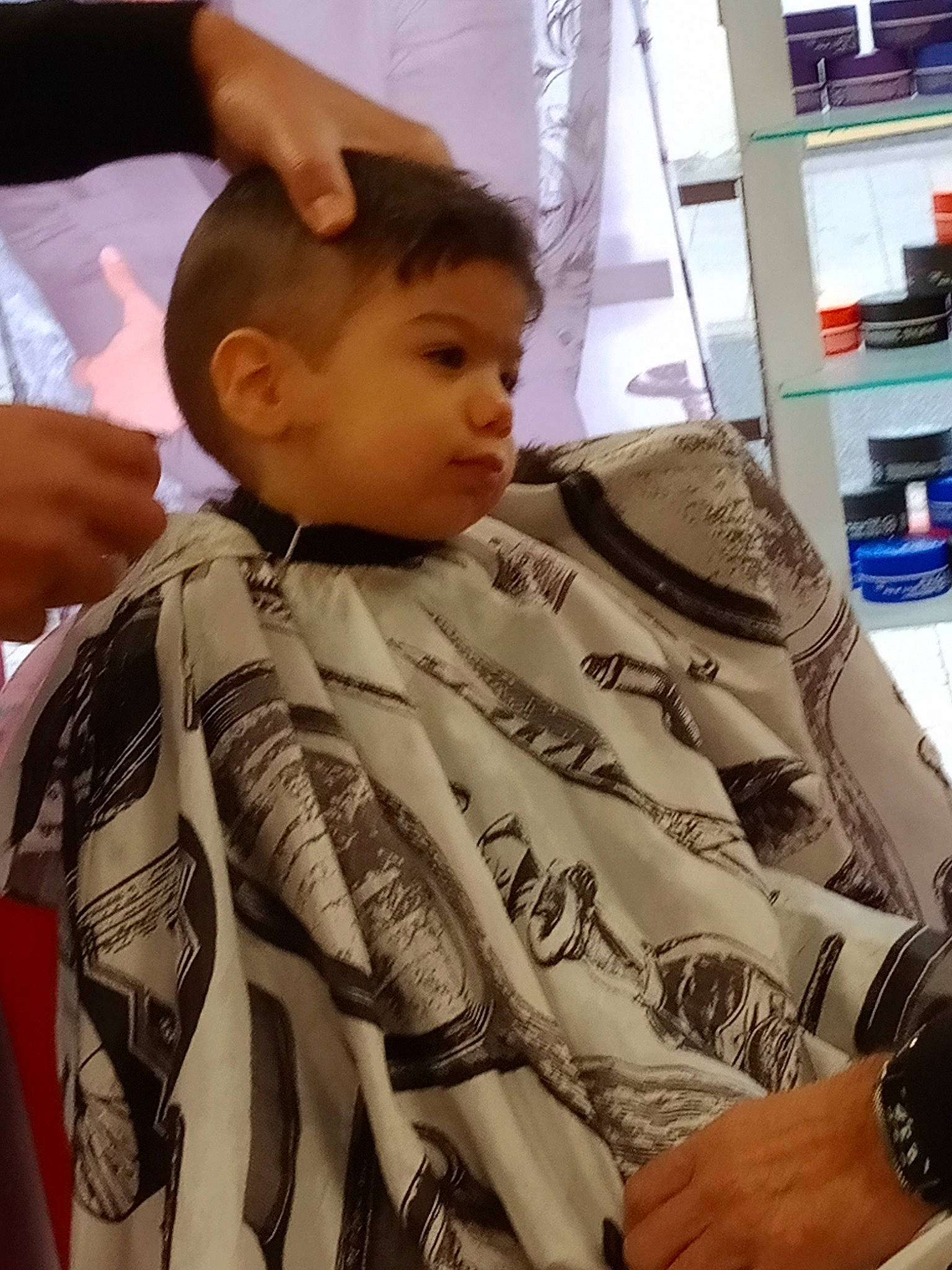 Dinis participe au concours pour gagner de l'argent avec cette photo : barber, comfort, cool, eyelash, fashion_design, finger, gesture, hairstyle, hand, happy, human, joint, muscle, neck, person, shelf, shoulder, skin, sleeve, t_shirt