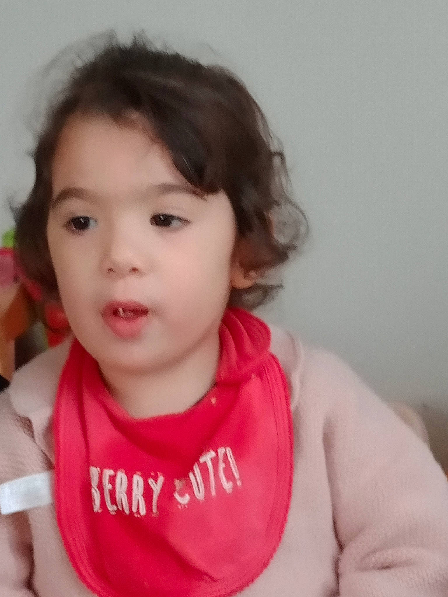 Oceanna a rejoint le concours — aidez-le/la à gagner de superbes lots ! baby_toddler_clothing, black_hair, cheek, chin, ear, eye, eyebrow, eyelash, gesture, hair, happy, iris, jaw, lip, neck, nose, person, shoulder, skin, sleeve