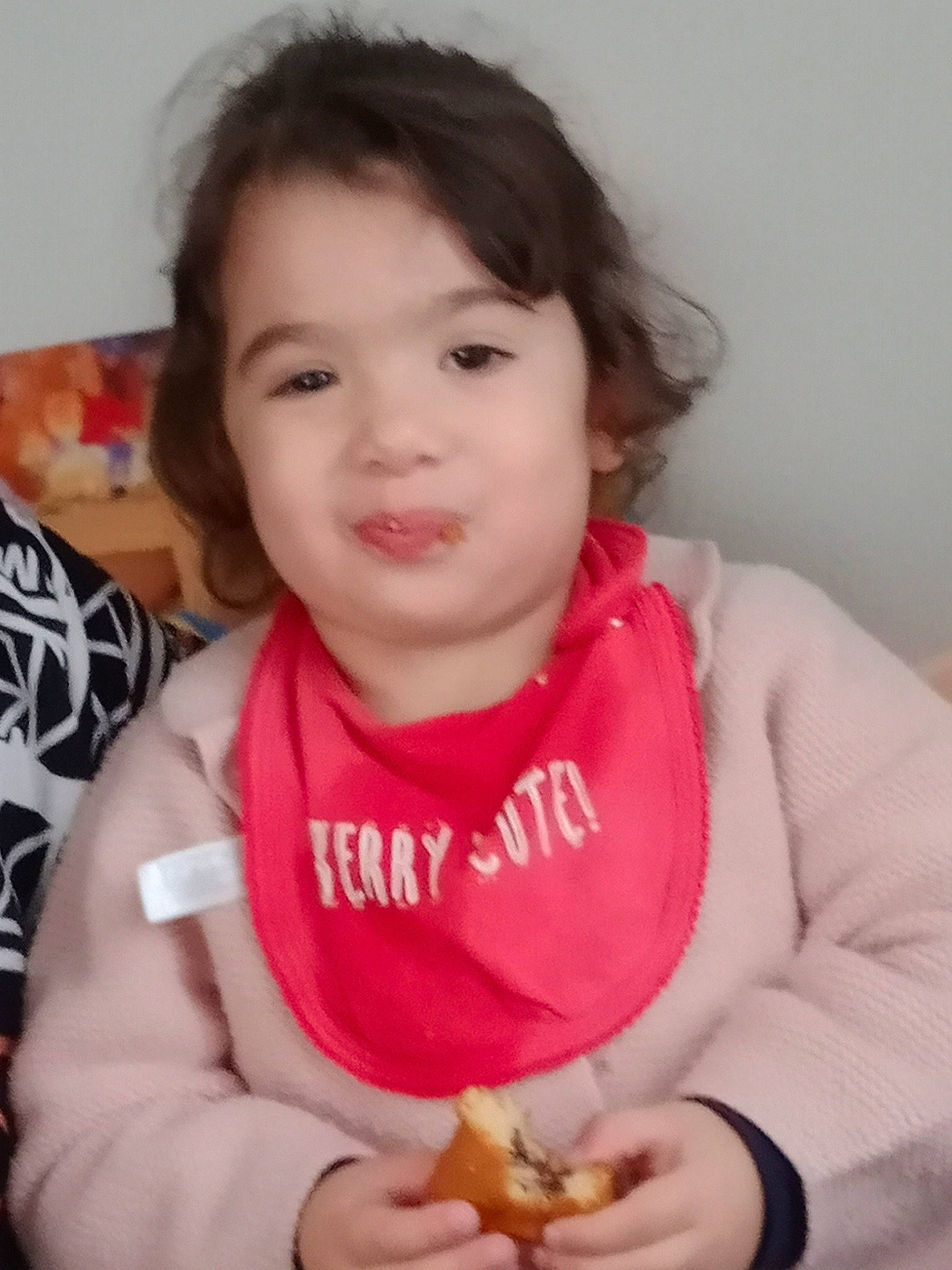 Oceanna a rejoint le concours — aidez-le/la à gagner de superbes lots ! arm, beauty, cheek, child, clothing, eyelash, finger, food, food_craving, gesture, happy, joy, lip, mouth, neck, nose, person, skin, sleeve, tableware