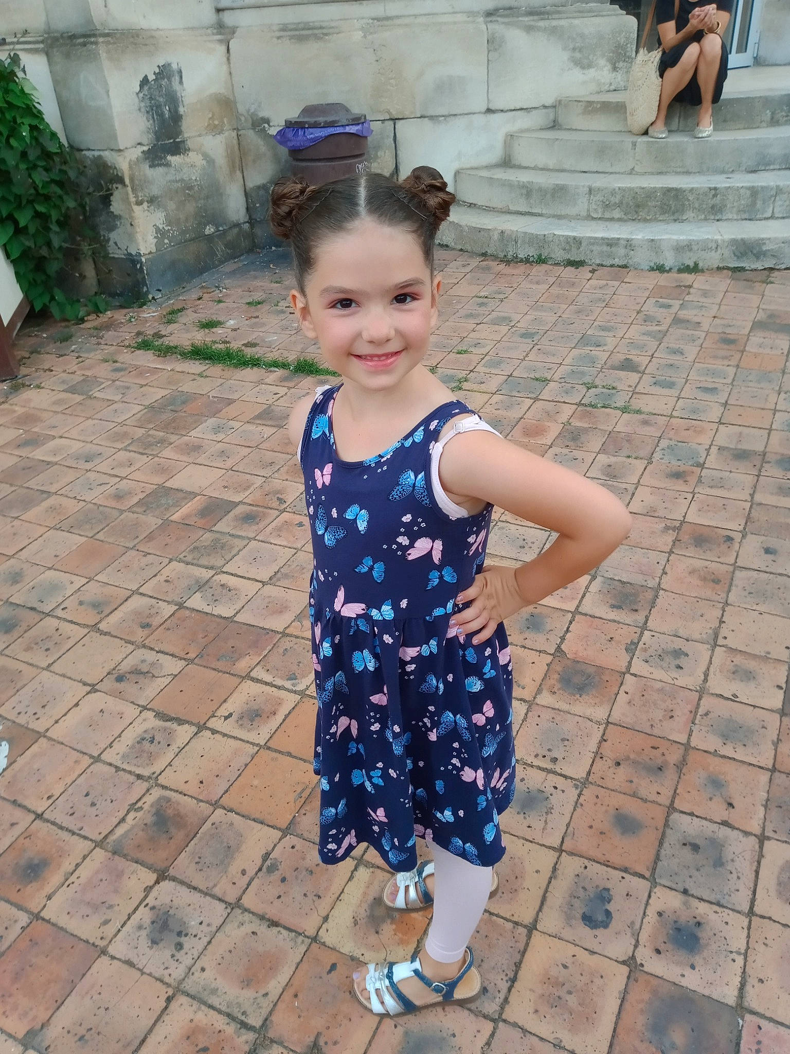 Inaya participe au concours pour gagner de l'argent avec cette photo : beauty, blue, child, electric_blue, eye, flooring, fun, happy, joy, leisure, people, person, photograph, purple, recreation, smile, snapshot, standing, summer, toddler