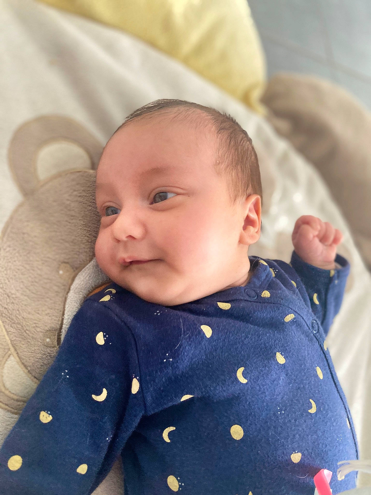 Sacha participe au concours pour gagner de l'argent avec cette photo : baby, baby_toddler_clothing, cheek, child, chin, clothing, collar, comfort, eye, face, happy, head, iris, linens, pattern, person, sitting, skin, sleeve, toddler