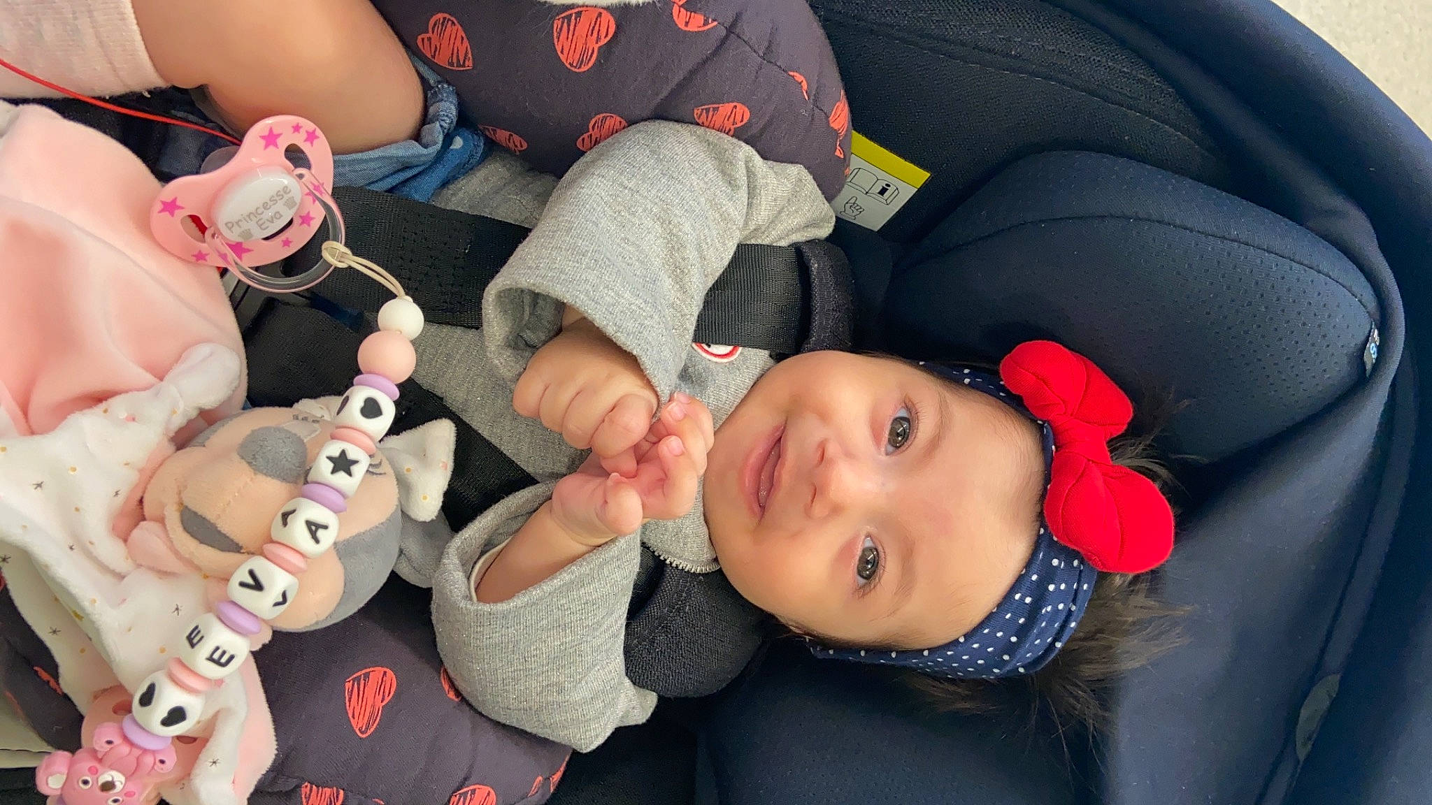 Eva a rejoint le concours — aidez-le/la à gagner de superbes lots ! baby, baby_toddler_clothing, car_seat_cover, cheek, child, comfort, drinkware, eyelash, finger, fun, head_restraint, headwear, joy, mouth, nail, nose, person, plastic_bottle, product, skin