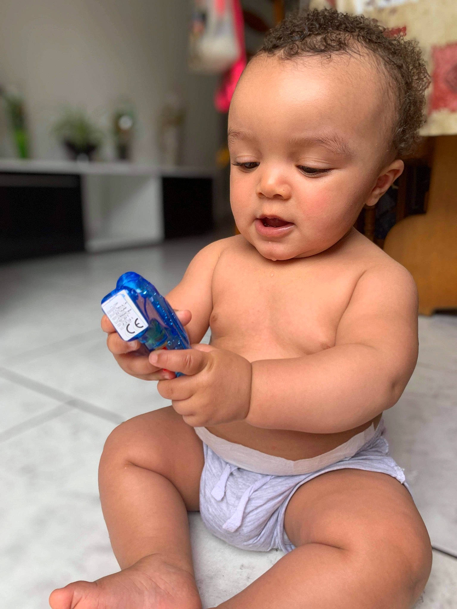 Warren participe au concours pour gagner de l'argent avec cette photo : baby, cheek, chest, eyelash, face, finger, hand, head, human_body, joint, knee, leg, mouth, muscle, person, shoulder, skin, thigh, thumb, toddler