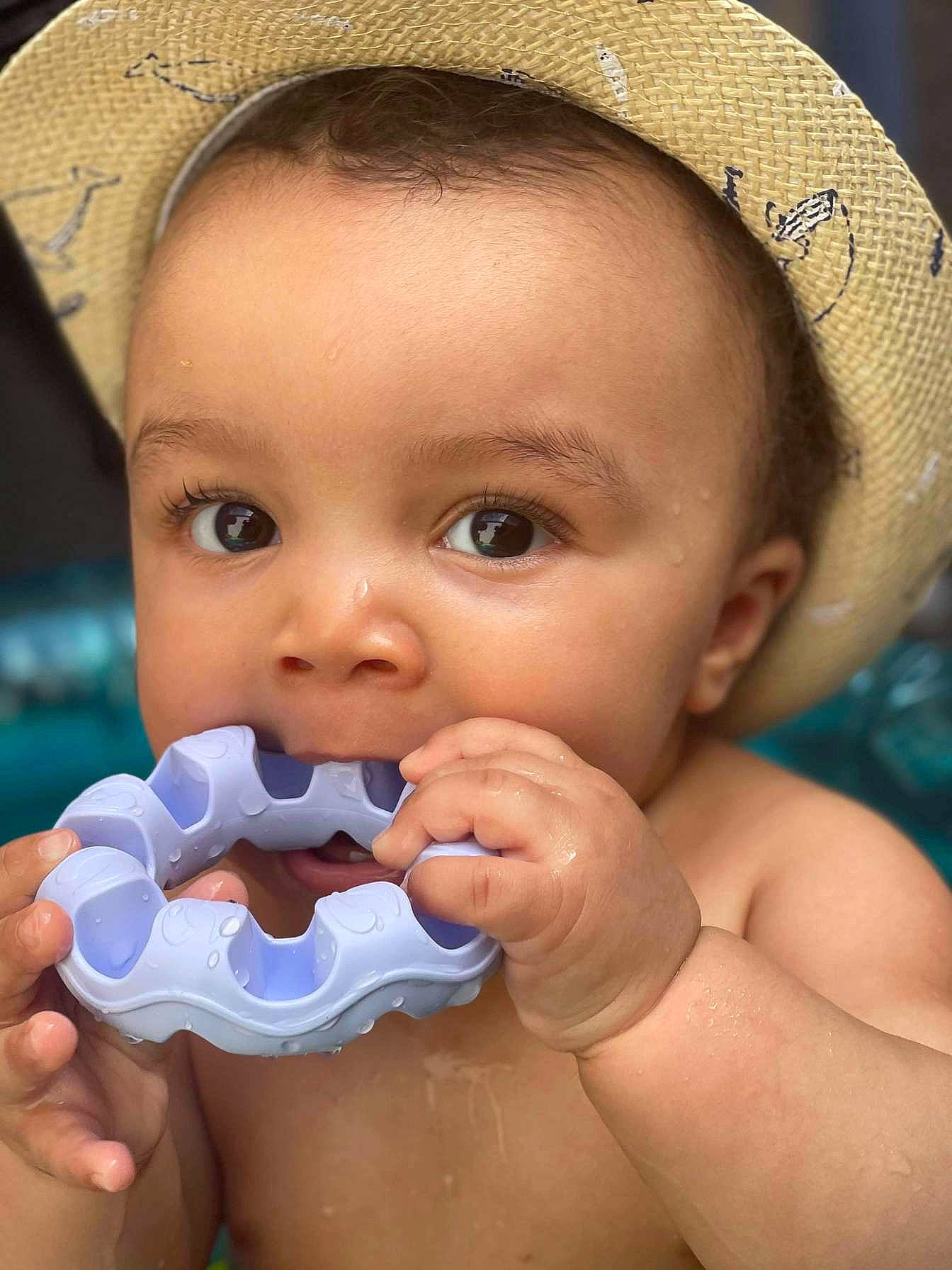 Warren a rejoint le concours — aidez-le/la à gagner de superbes lots ! cap, cheek, chin, eye, eyebrow, eyelash, facial_expression, hairstyle, hand, happy, hat, head, iris, lip, mouth, muscle, nose, organ, person, product