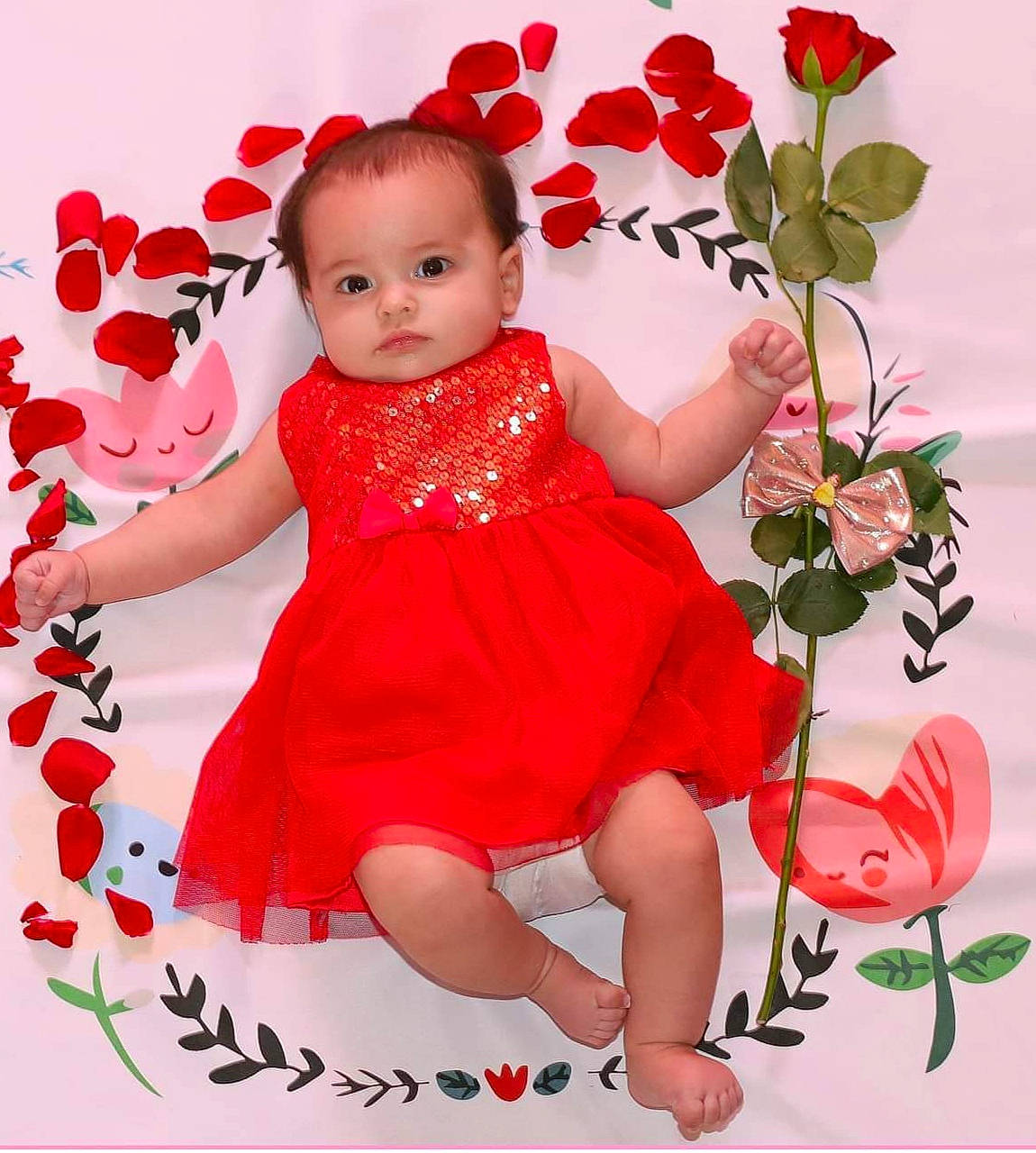 Anastasia a rejoint le concours — aidez-le/la à gagner de superbes lots ! baby_toddler_clothing, day_dress, dress, finger, flower, gesture, hand, happy, magenta, one_piece_garment, pattern, peach, people_in_nature, person, petal, pink, plant, red, sleeve, thigh