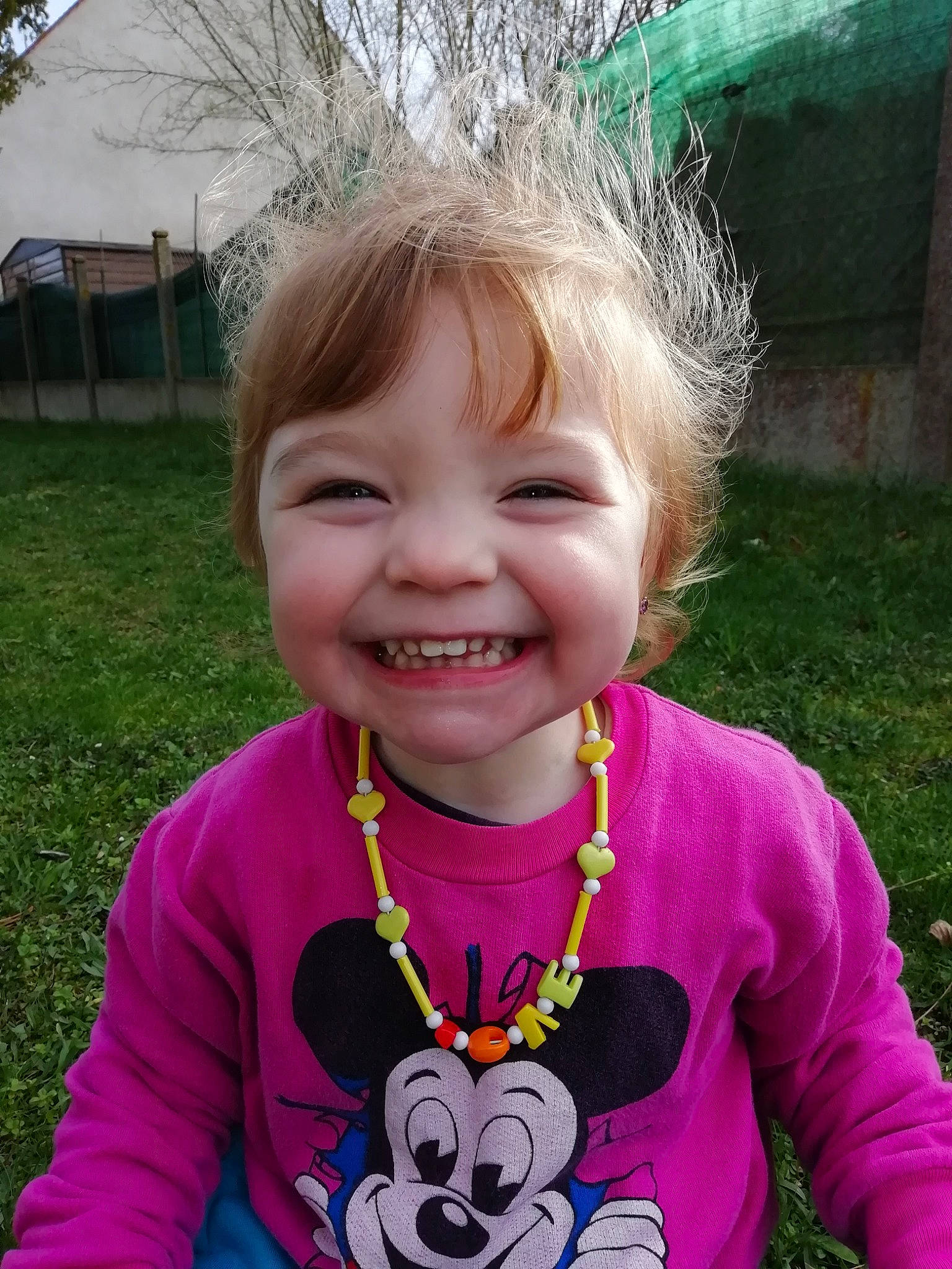 Élinna a rejoint le concours — aidez-le/la à gagner de superbes lots ! child, cool, ear, eye, face, facial_expression, grass, happy, head, iris, joy, laugh, lip, organ, people, person, pink, skin, smile, toddler