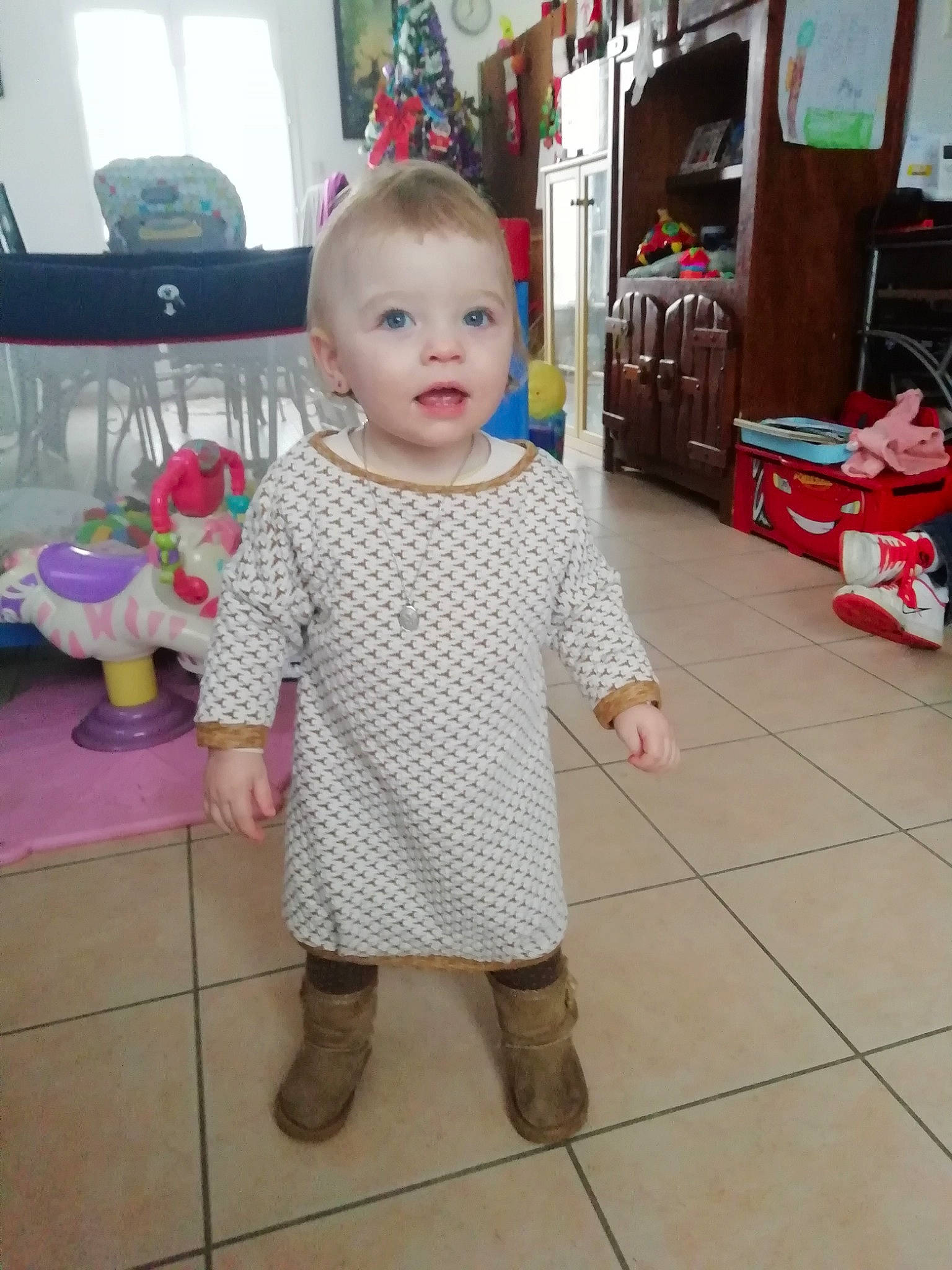 Élinna participe au concours pour gagner de l'argent avec cette photo : child, day, design, flooring, girl, human_hair_color, infant, pattern, person, polka_dot, product, skin, standing, textile, toddler