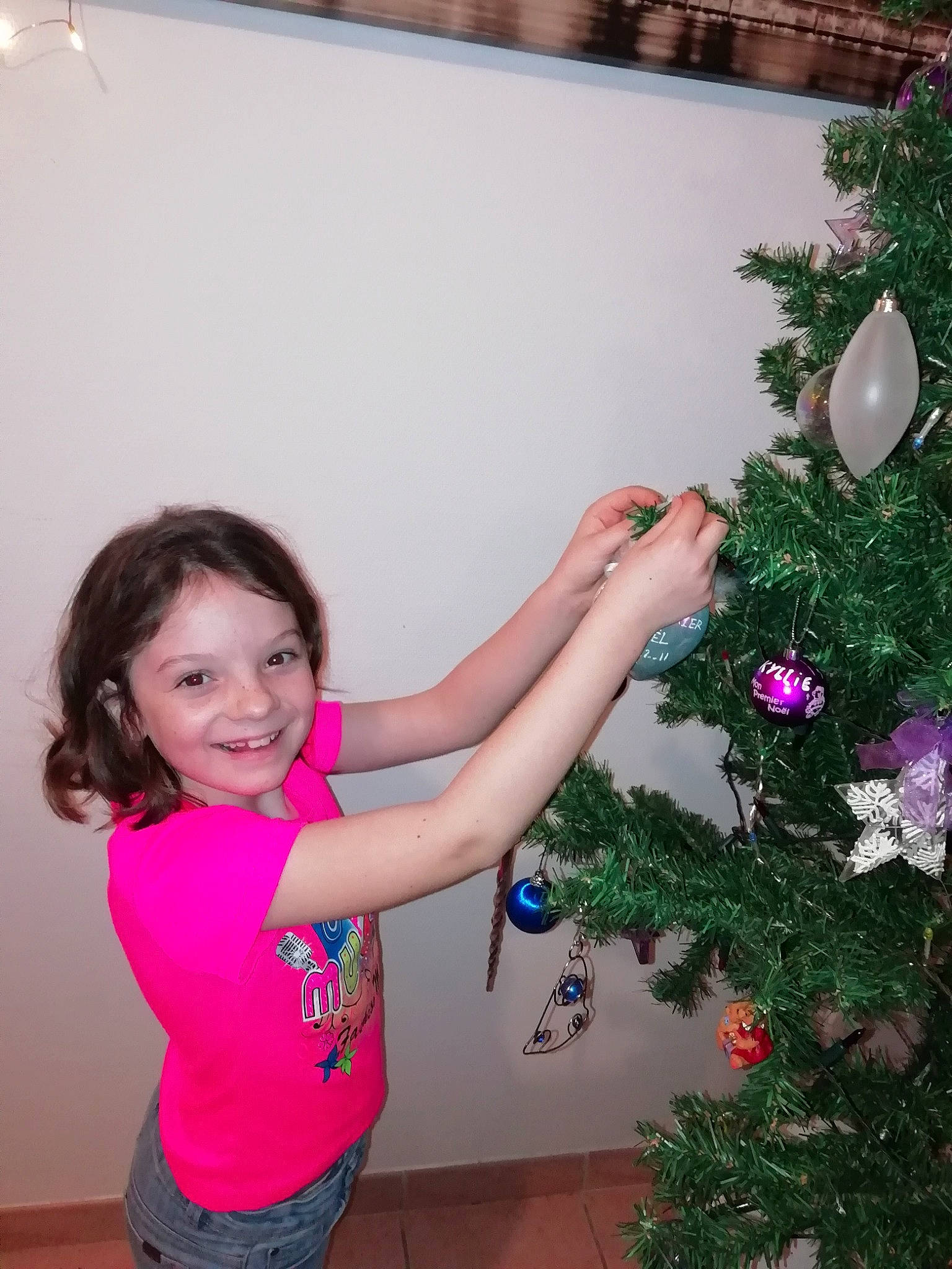 Maïlyss a rejoint le concours — aidez-le/la à gagner de superbes lots ! child, floral_design, floristry, flower, flowerpot, herbaceous_plant, houseplant, joy, person, plant, play, toddler