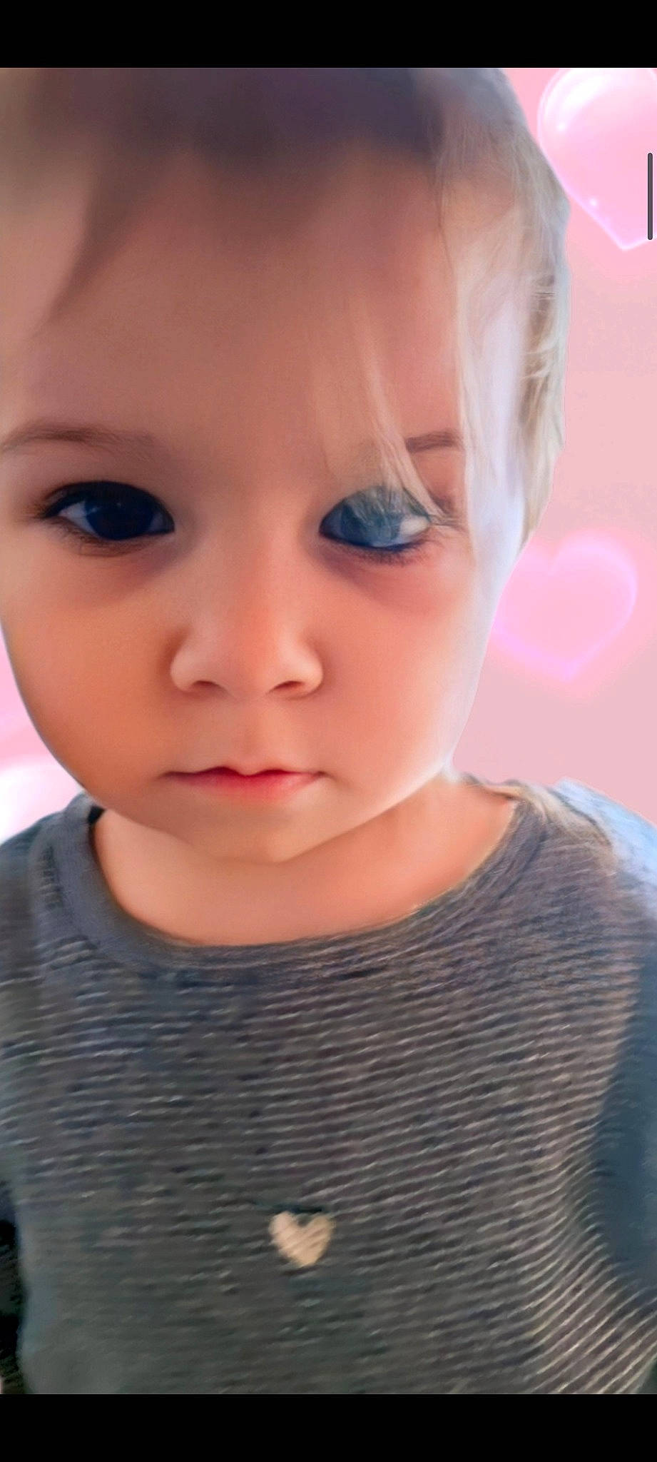 Enora a rejoint le concours — aidez-le/la à gagner de superbes lots ! baby, baby_toddler_clothing, bangs, brown_hair, cheek, child, chin, close_up, ear, eyebrow, eyelash, human_body, iris, jaw, lip, nose, person, skin, t_shirt, toddler