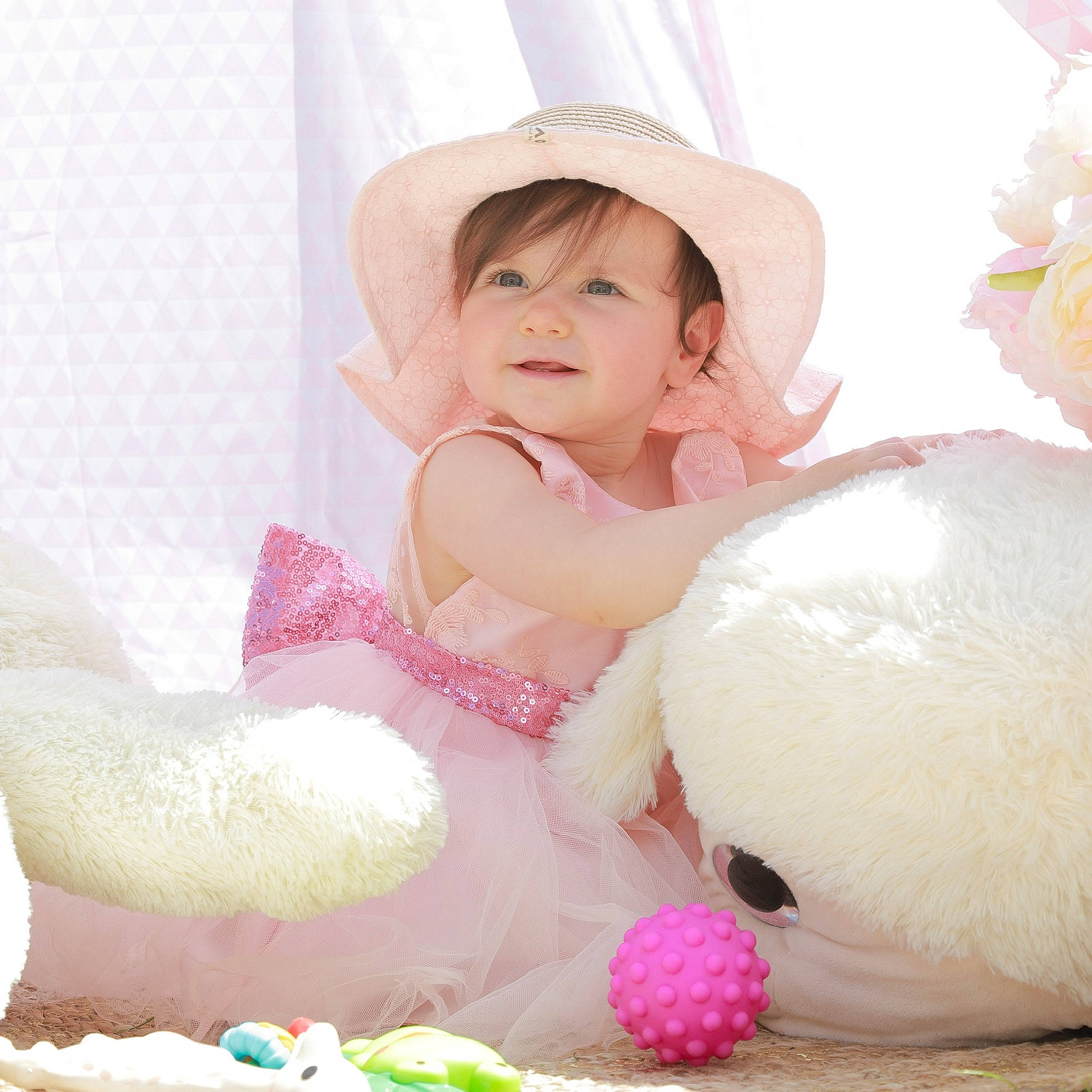 Léona participe au concours pour gagner de l'argent avec cette photo : baby, baby_toddler_clothing, child, comfort, dress, event, happy, hat, headgear, magenta, party_supply, pattern, person, pink, product, skin, smile, sun_hat, textile, toddler