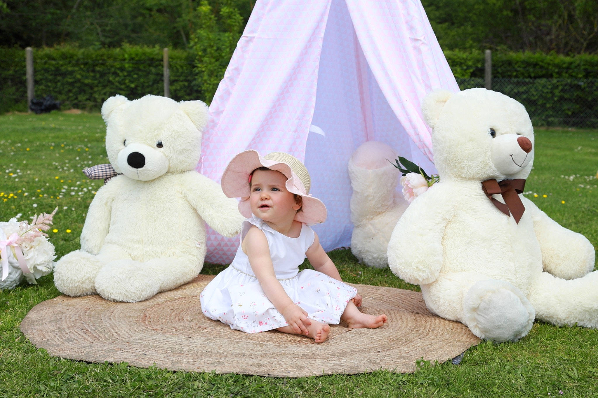 Léona a rejoint le concours — aidez-le/la à gagner de superbes lots ! child, event, fun, grass, happy, hat, headwear, lawn, leisure, people, person, pink, plant, plush, recreation, stuffed_toy, teddy_bear, textile, toy, tree