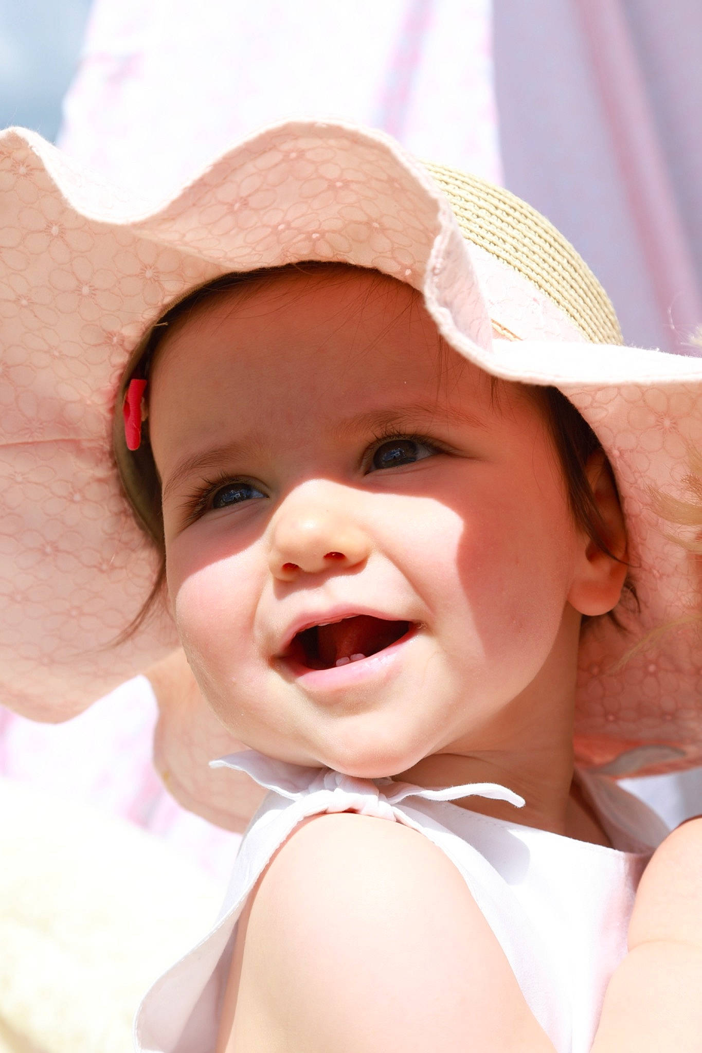 Léona a rejoint le concours — aidez-le/la à gagner de superbes lots ! baby, cap, cheek, chin, eye, face, finger, fun, happy, hat, headgear, headwear, lip, mouth, nose, person, pink, skin, smile, sun_hat