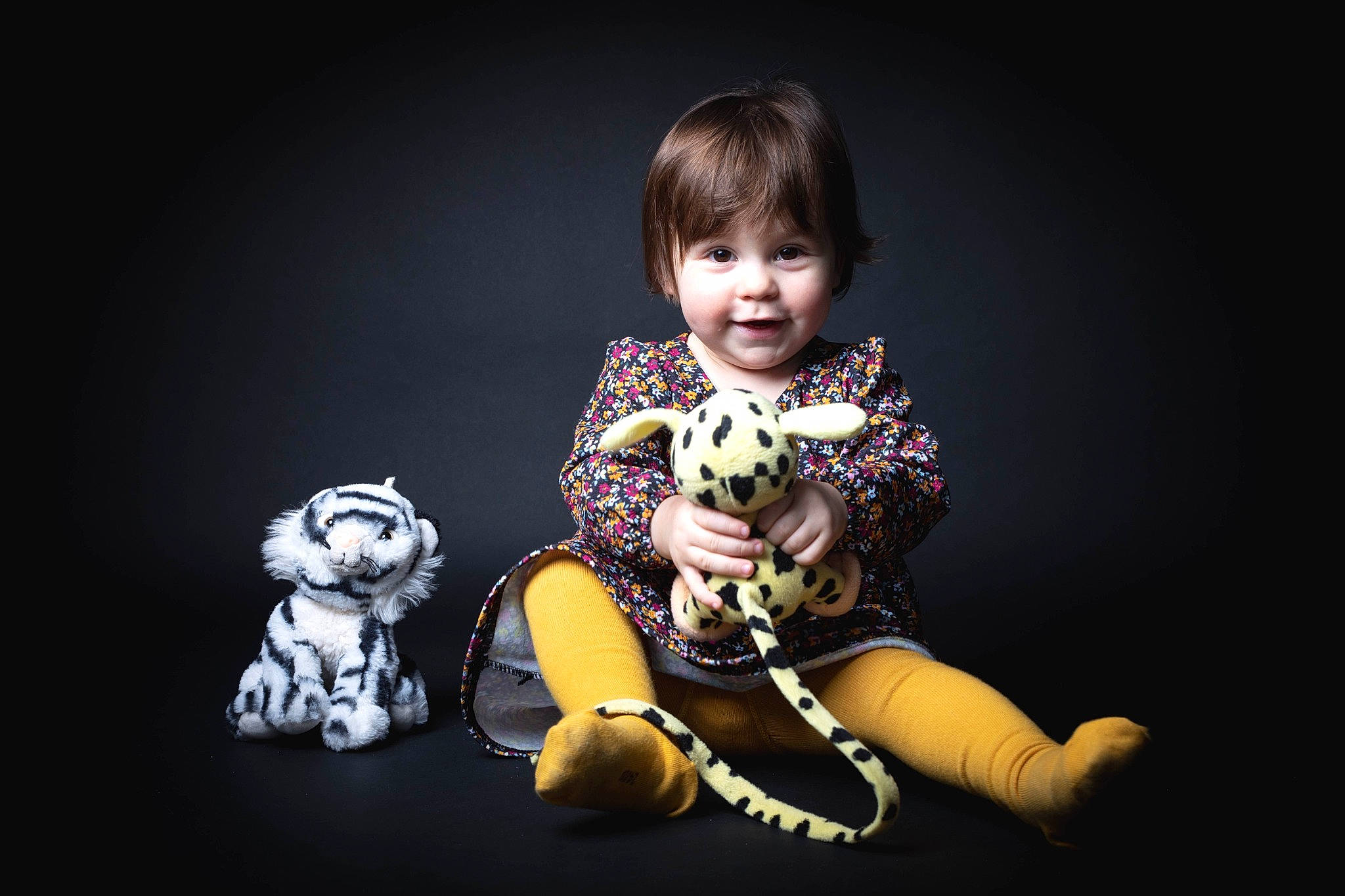 Pauline a rejoint le concours — aidez-le/la à gagner de superbes lots ! baby, baby_toddler_clothing, carnivore, companion_dog, darkness, eye, fawn, fictional_character, flash_photography, happy, human_leg, joy, knee, pattern, person, sleeve, smile, stuffed_toy, t_shirt, thigh