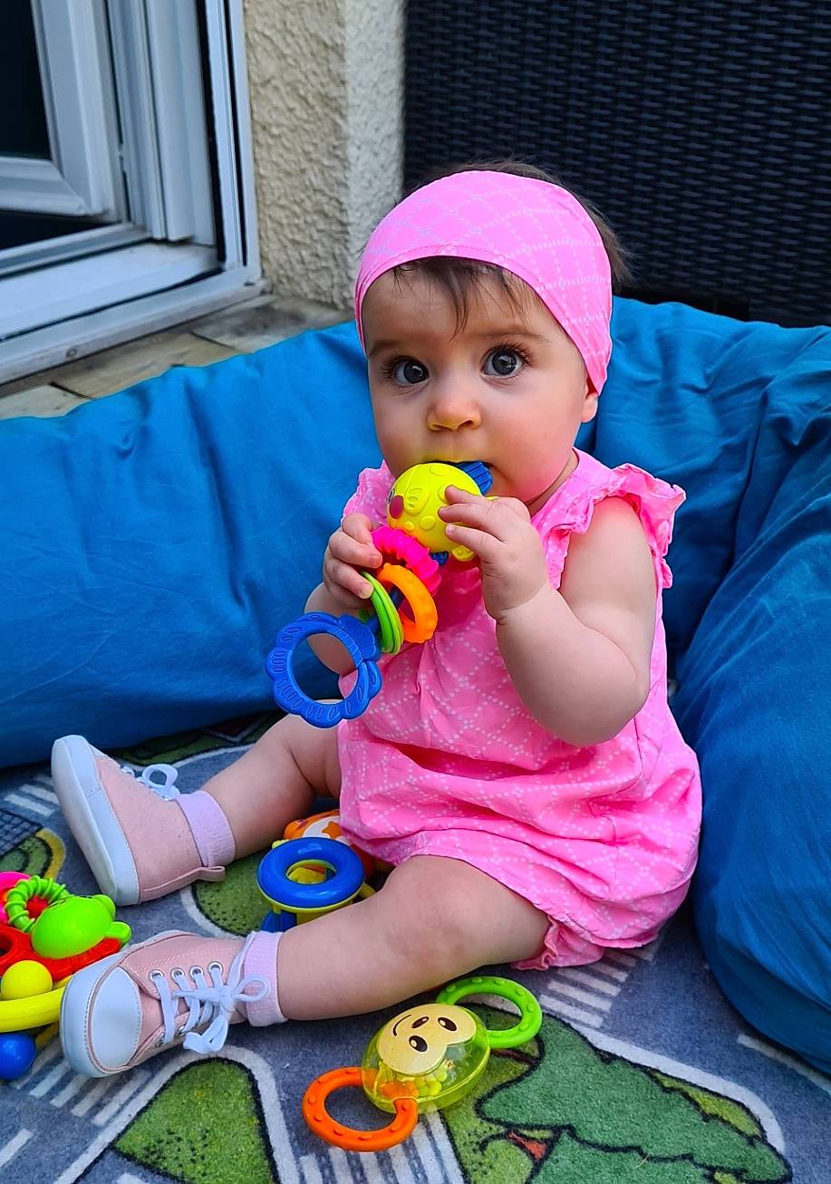 Crystal a rejoint le concours — aidez-le/la à gagner de superbes lots ! baby, baby_products, child, headwear, person, pink, play, sitting, skin, toddler, toy, vacation