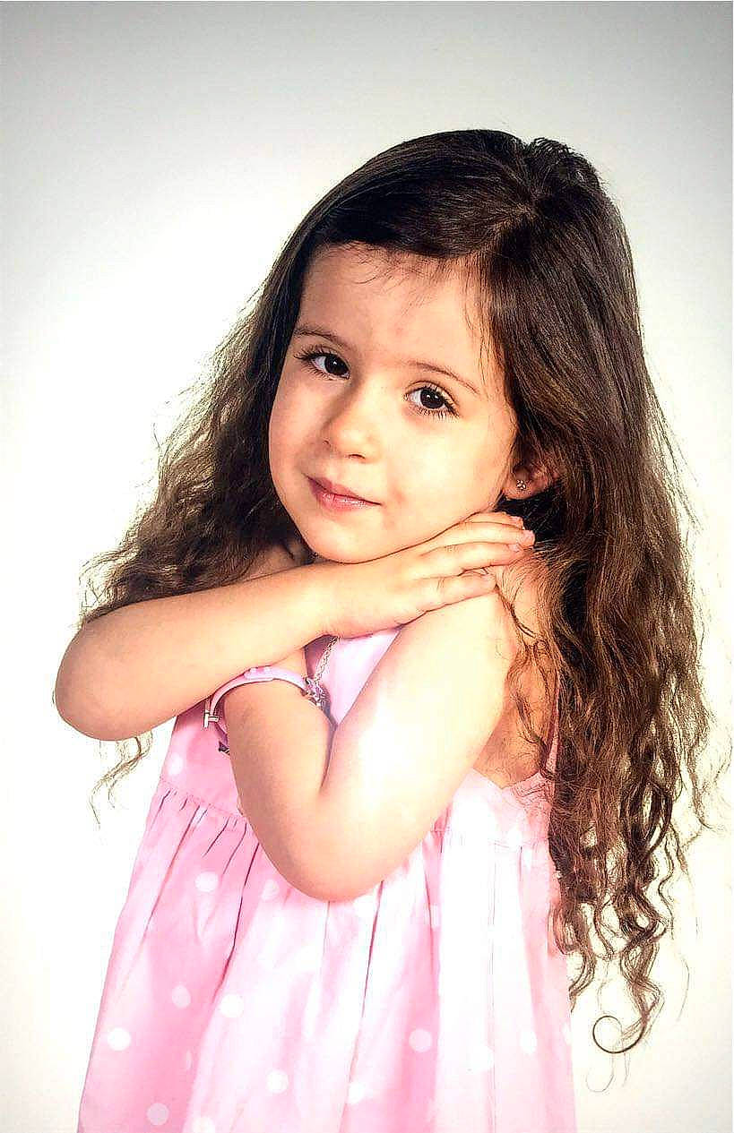 Lyla participe au concours pour gagner de l'argent avec cette photo : beauty, black_hair, brown_hair, cheek, child, child_model, chin, eye, face, gesture, hair, hairstyle, happy, lip, long_hair, person, photography, pink, portrait, skin