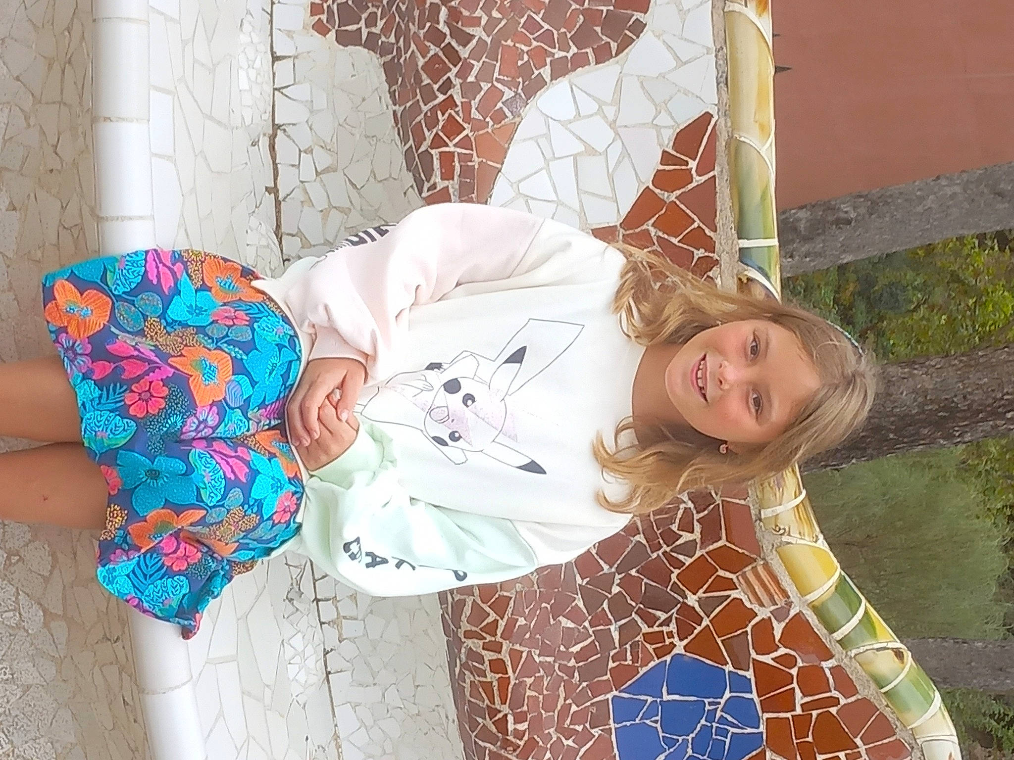 Lola participe au concours pour gagner de l'argent avec cette photo : child, dress, fawn, foot, fun, grass, hairstyle, happy, human_leg, joy, leaf, linens, orange, pattern, person, sleeve, sunglasses, textile, thigh, toddler