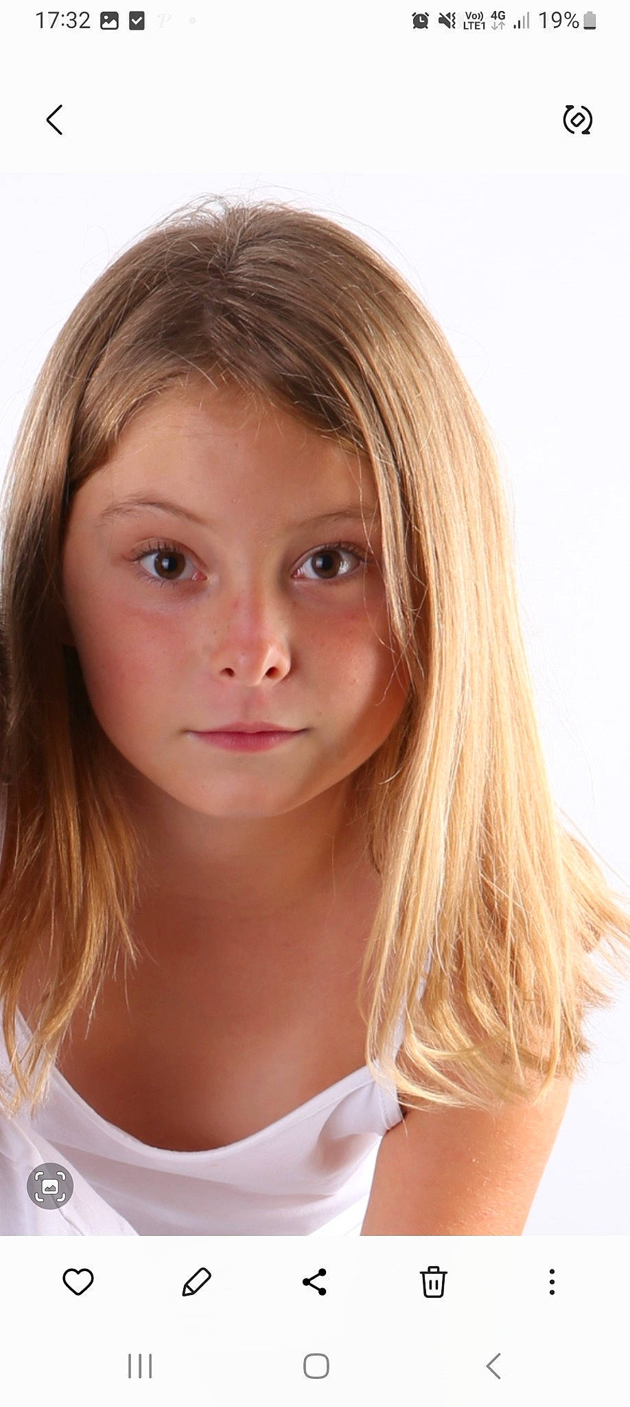 Lola participe au concours pour gagner de l'argent avec cette photo : active_tank, beauty, blond, brown_hair, cheek, child, eye, eyebrow, eyelash, flash_photography, happy, iris, jaw, layered_hair, lip, long_hair, nose, person, smile, step_cutting