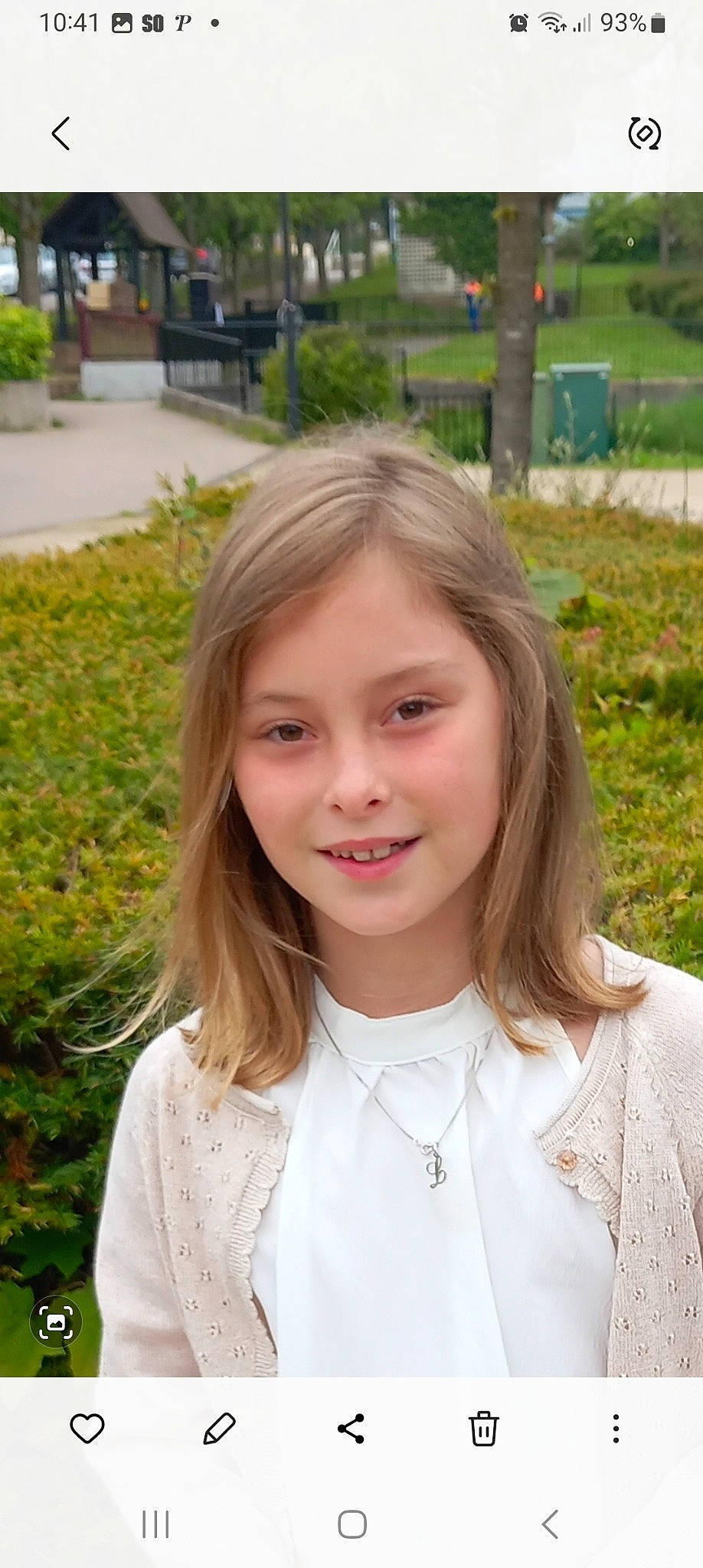 Lola participe au concours pour gagner de l'argent avec cette photo : bangs, blond, brown_hair, collar, dress_shirt, event, eye, formal_wear, grass, happy, iris, joy, layered_hair, lip, long_hair, neck, person, photograph, plant, sleeve