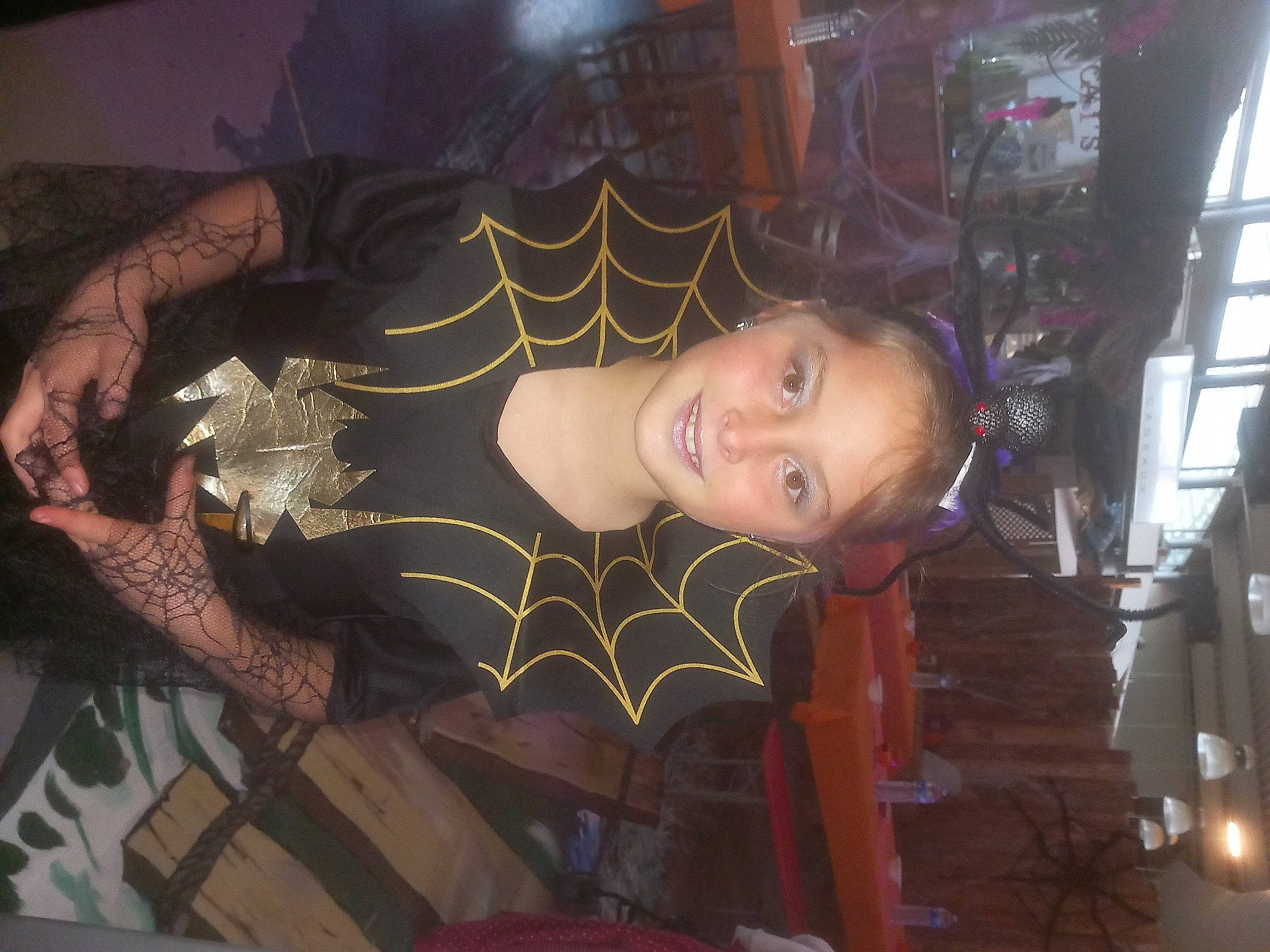 Lola a rejoint le concours — aidez-le/la à gagner de superbes lots ! elbow, flesh, fun, joy, pattern, person, room, visual_arts, window, wood, wrist