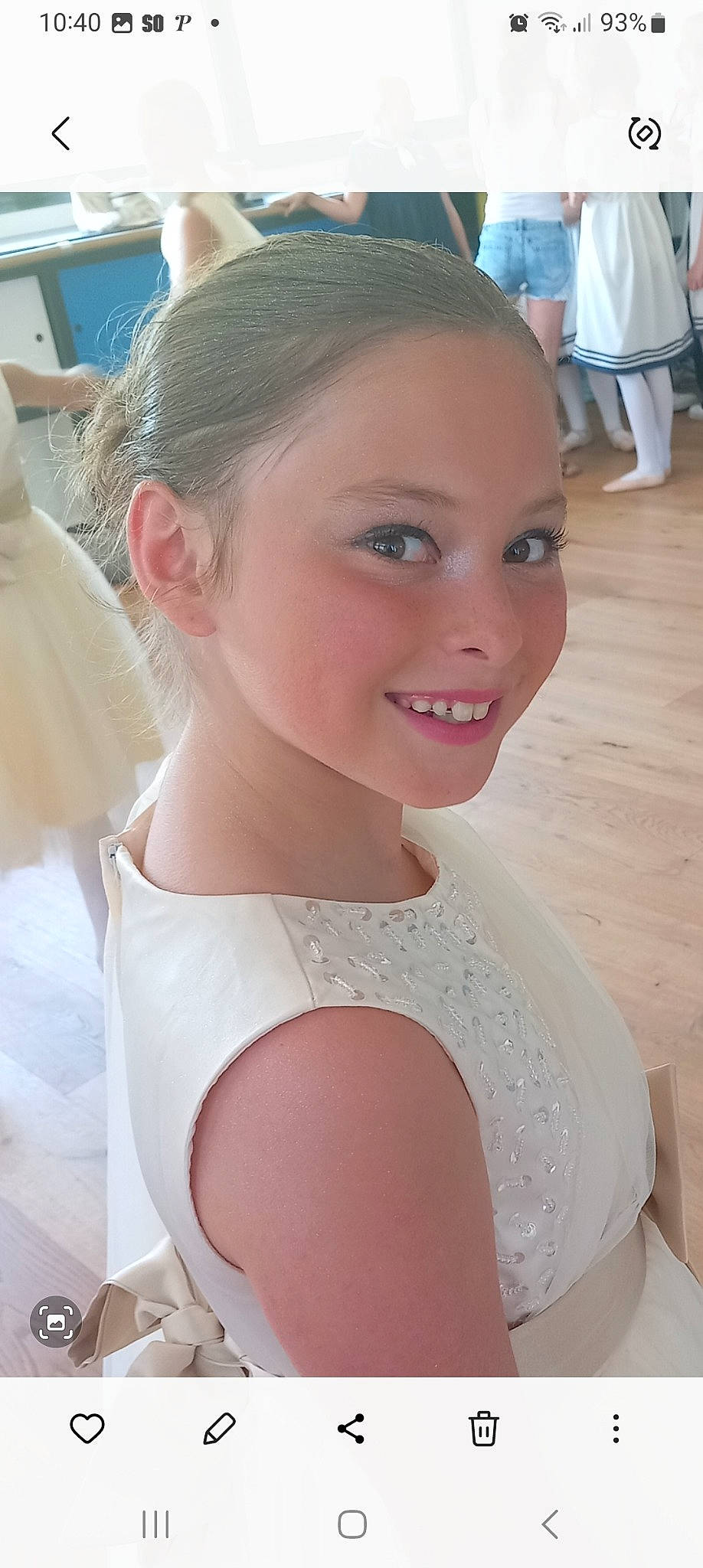 Lola a rejoint le concours — aidez-le/la à gagner de superbes lots ! bridal_accessory, bridal_clothing, bridal_veil, dress, event, eyebrow, eyelash, formal_wear, gown, happy, headpiece, iris, jewellery, joy, long_hair, neck, person, pink, shoulder, skin