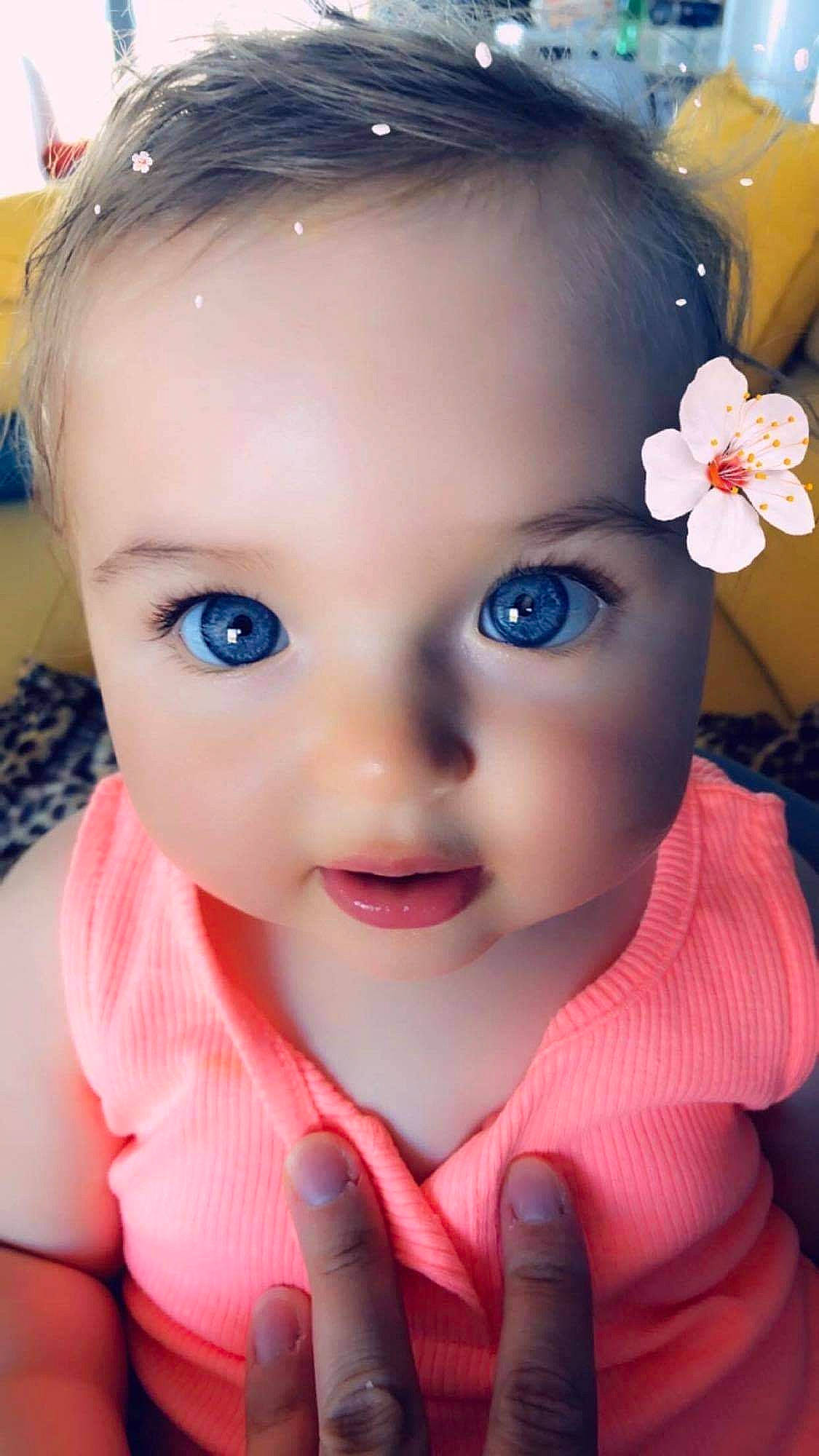 Abbygaëlle a rejoint le concours — aidez-le/la à gagner de superbes lots ! baby_toddler_clothing, cheek, chin, dress, ear, eye, eyebrow, eyelash, flower, forehead, gesture, hand, happy, iris, lip, mouth, nose, organ, person, skin