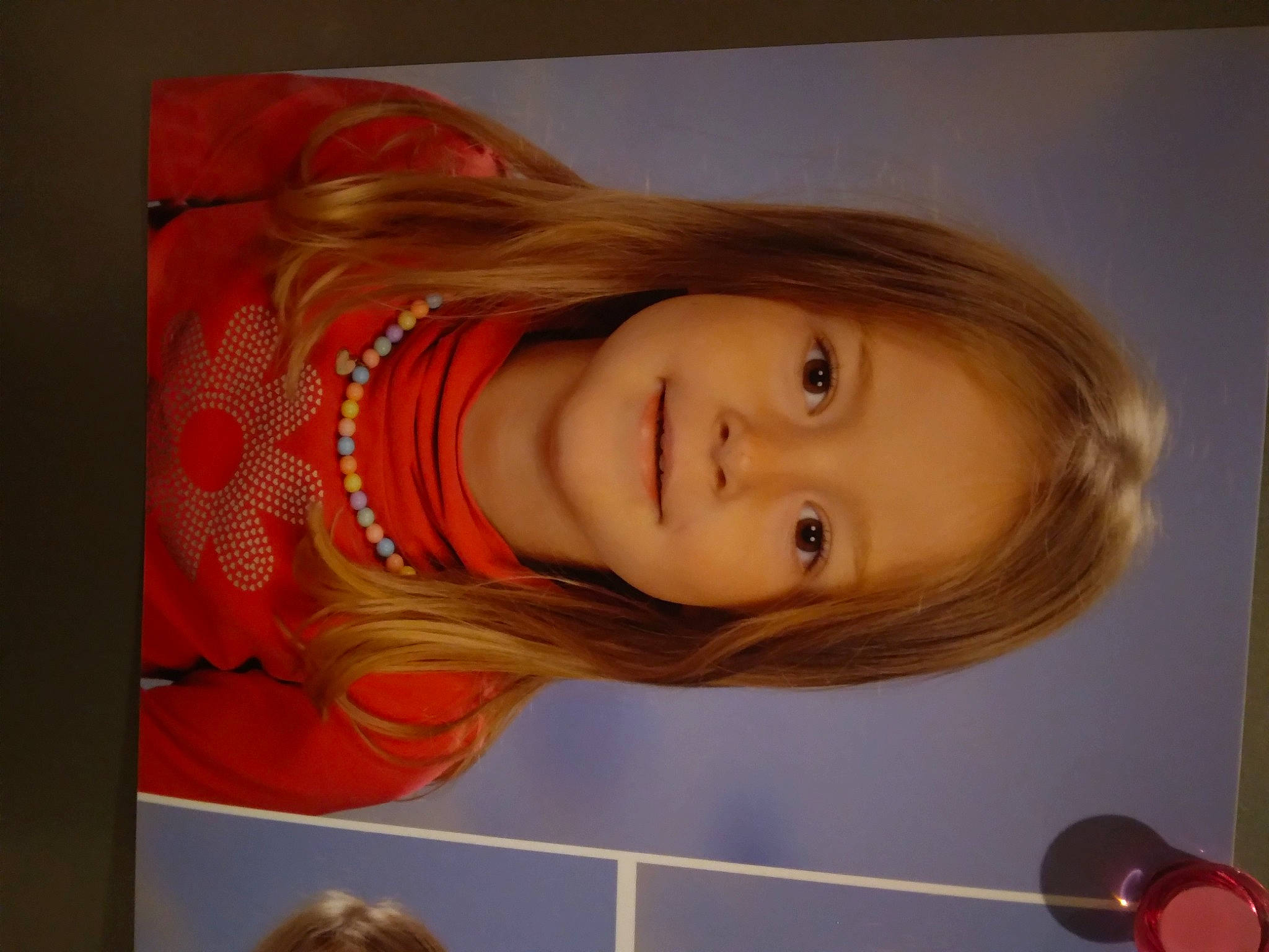 Lya participe au concours pour gagner de l'argent avec cette photo : brown_hair, cheek, child, eyebrow, eyelash, flooring, fun, happy, iris, joy, lip, long_hair, nose, person, portrait_photography, room, smile, toddler, wood