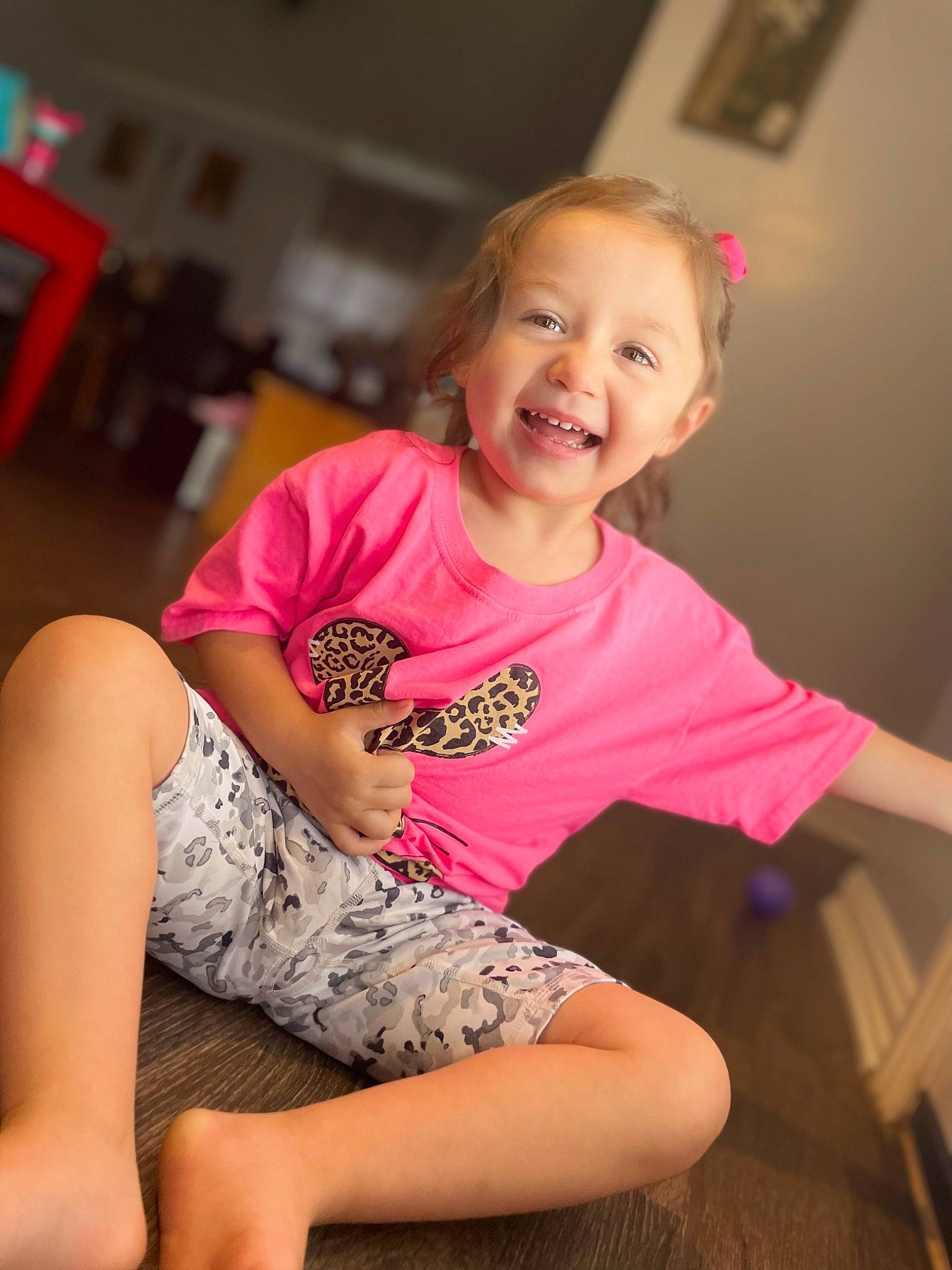 Astrid is registered to the contest to win money with this photo: cheek, chin, eye, facial_expression, finger, fun, hair, happy, iris, joint, joy, knee, leg, neck, person, pink, shoulder, skin, sleeve, smile