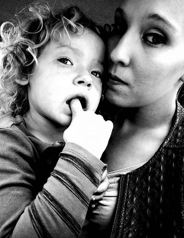 Rose a rejoint le concours — aidez-le/la à gagner de superbes lots ! beauty, black, black_and_white, cheek, child, eye, face, friendship, gesture, happy, interaction, lip, monochrome, monochrome_photography, mouth, nose, person, photograph, photography, smile