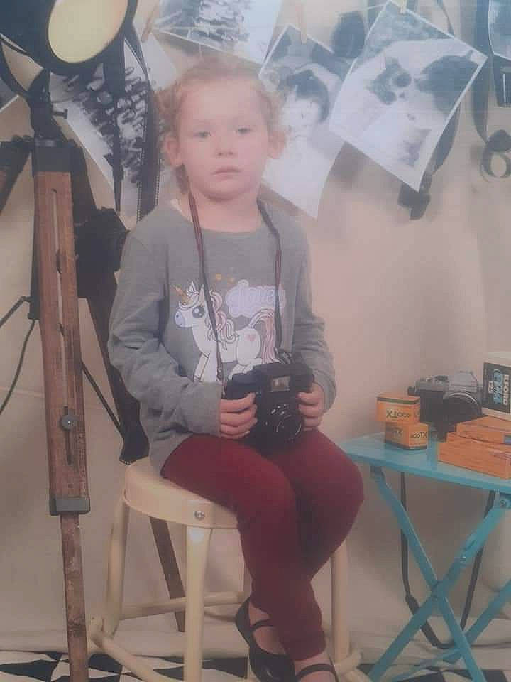 Rose a rejoint le concours — aidez-le/la à gagner de superbes lots ! child, person, sitting