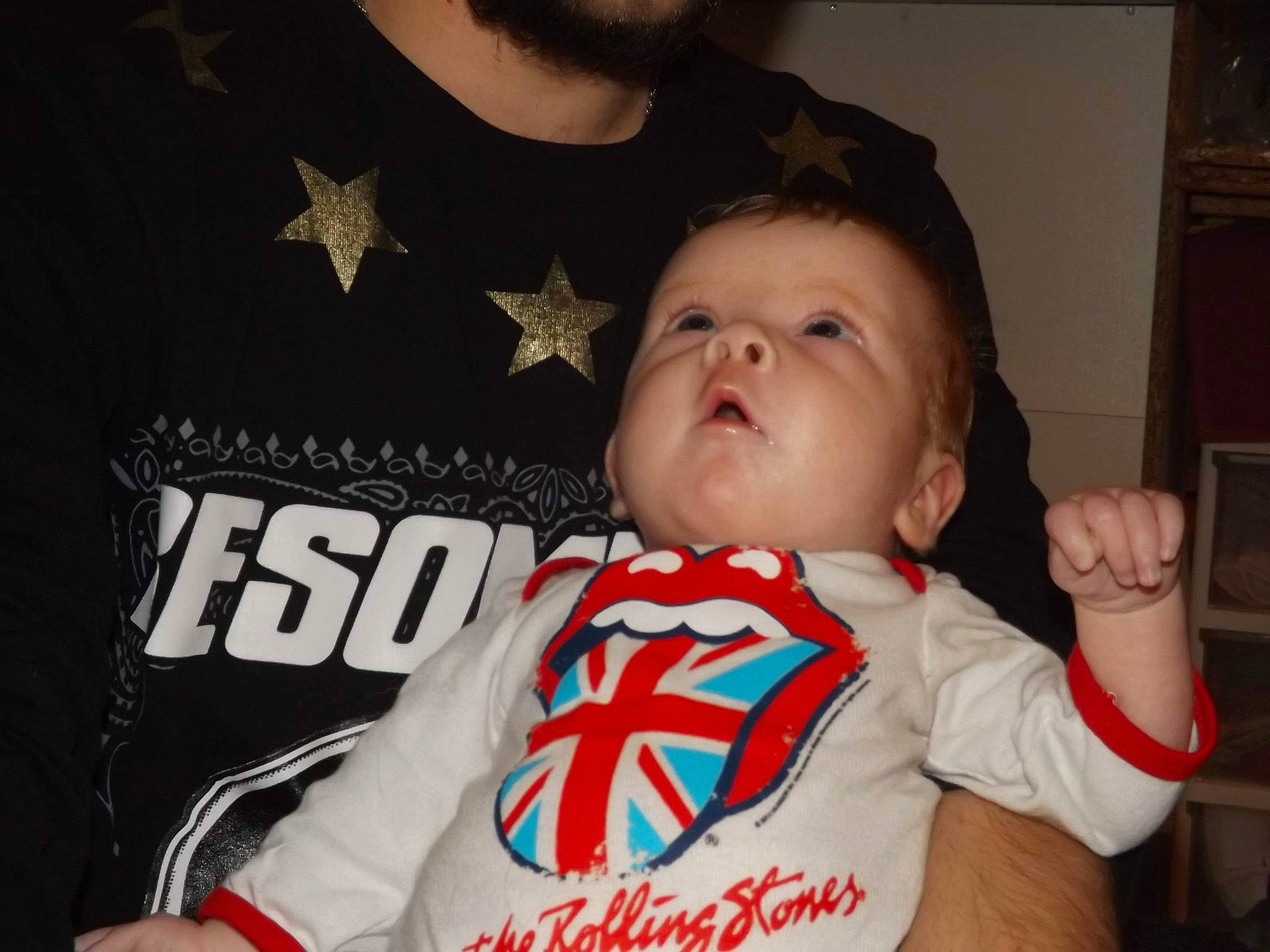 Ylliana participe au concours pour gagner de l'argent avec cette photo : baby, cheek, child, cool, finger, person, sleeve, smile, t_shirt, thumb, toddler