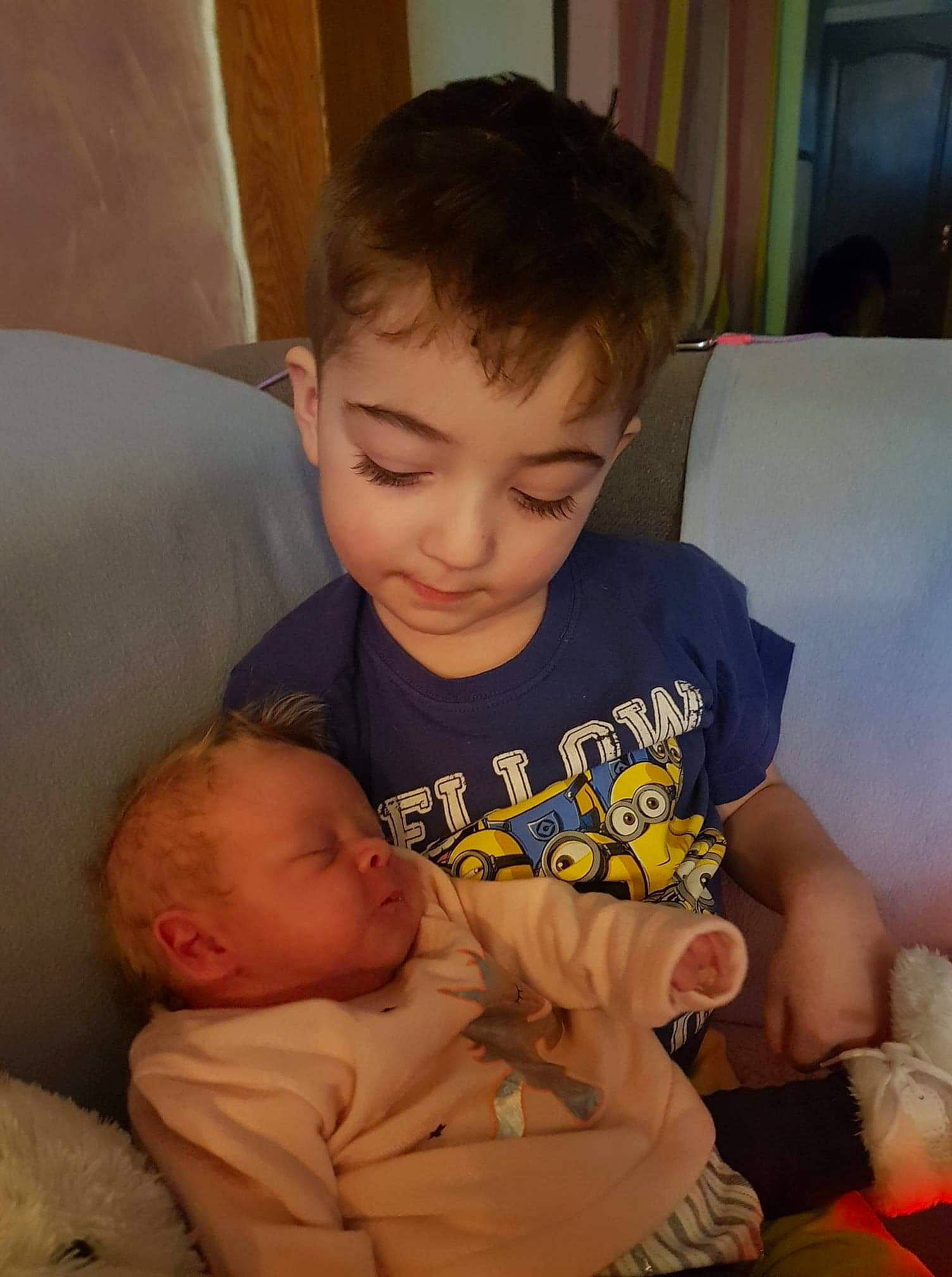 Kayron a rejoint le concours — aidez-le/la à gagner de superbes lots ! baby, child, finger, person, sibling, skin, thumb, toddler