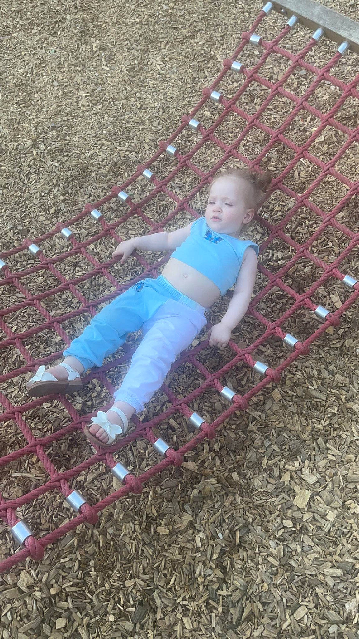 Lilya a rejoint le concours — aidez-le/la à gagner de superbes lots ! autumn, baby_toddler_clothing, child, city, electric_blue, fun, grass, leaf, leisure, magenta, pattern, people_in_nature, person, plant, play, recreation, sitting, smile, soil, t_shirt