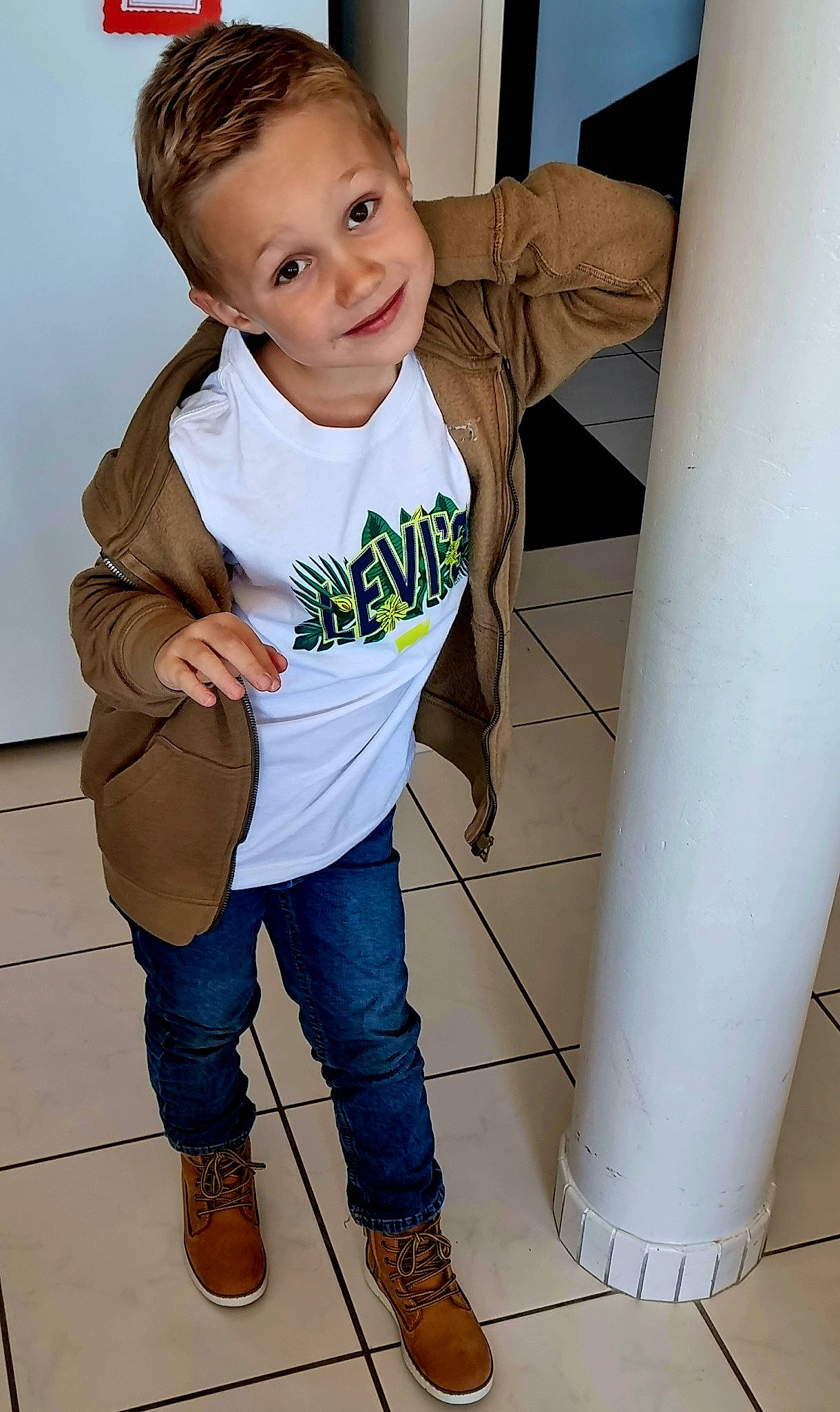 Antoine a rejoint le concours — aidez-le/la à gagner de superbes lots ! baby_toddler_clothing, clothing, elbow, floor, flooring, gas, hair, happy, head, jeans, joint, joy, leg, organ, person, product, sleeve, sneakers, standing, t_shirt