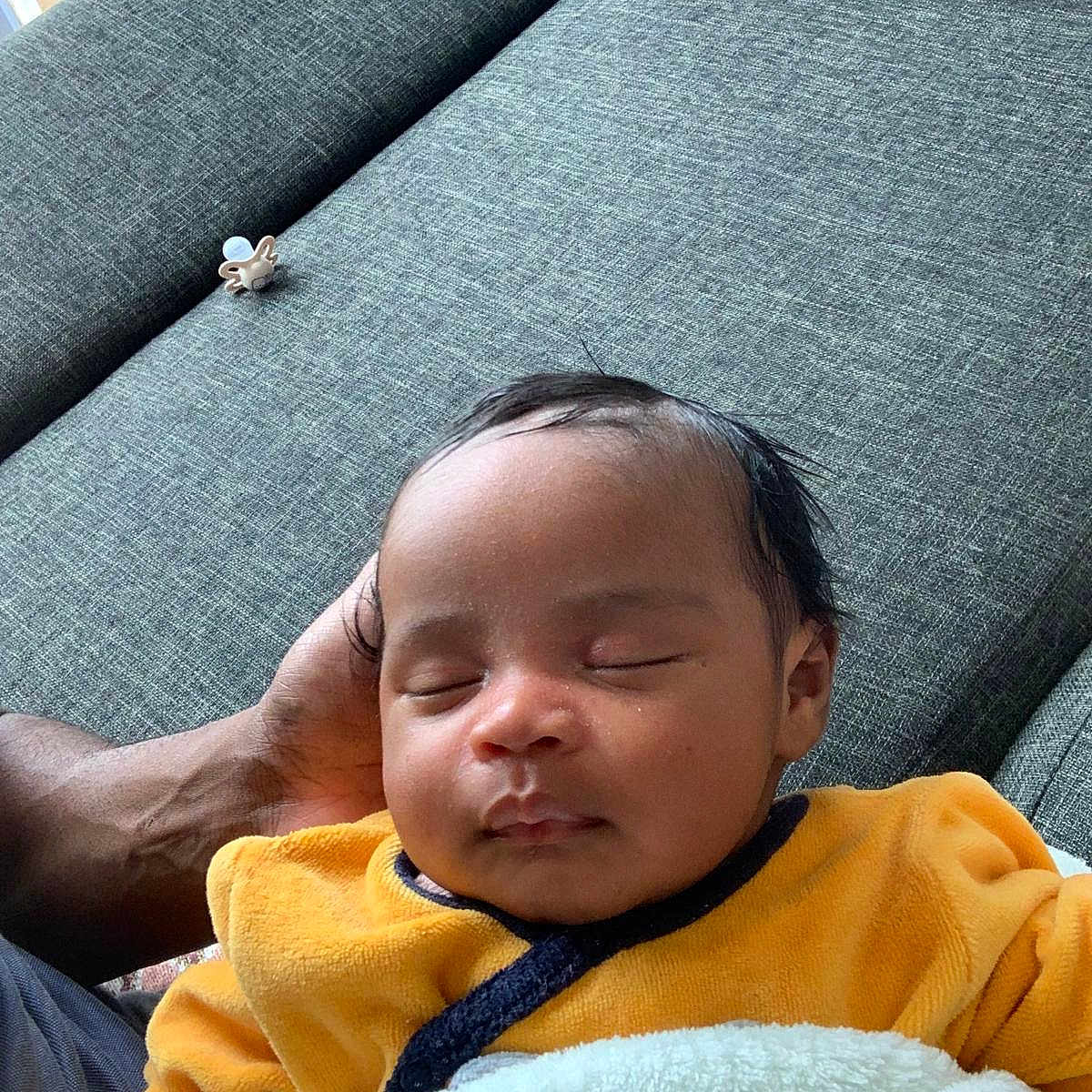 Ezaïsha participe au concours pour gagner de l'argent avec cette photo : baby, blanket, couch, cushion, face, furniture, happy, head, homedecor, indoors, newborn, people, person, photography, portrait, quilt, sitting, sleeping, smile, towel