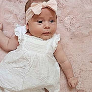 Mileena a rejoint le concours — aidez-le/la à gagner de superbes lots ! baby, infant, child, headband, bow, white_dress, soft_blanket, pink_background, skin, face, eyes, arm, leg, cute, newborn, lying_down, indoors, portrait, adorable, chubby