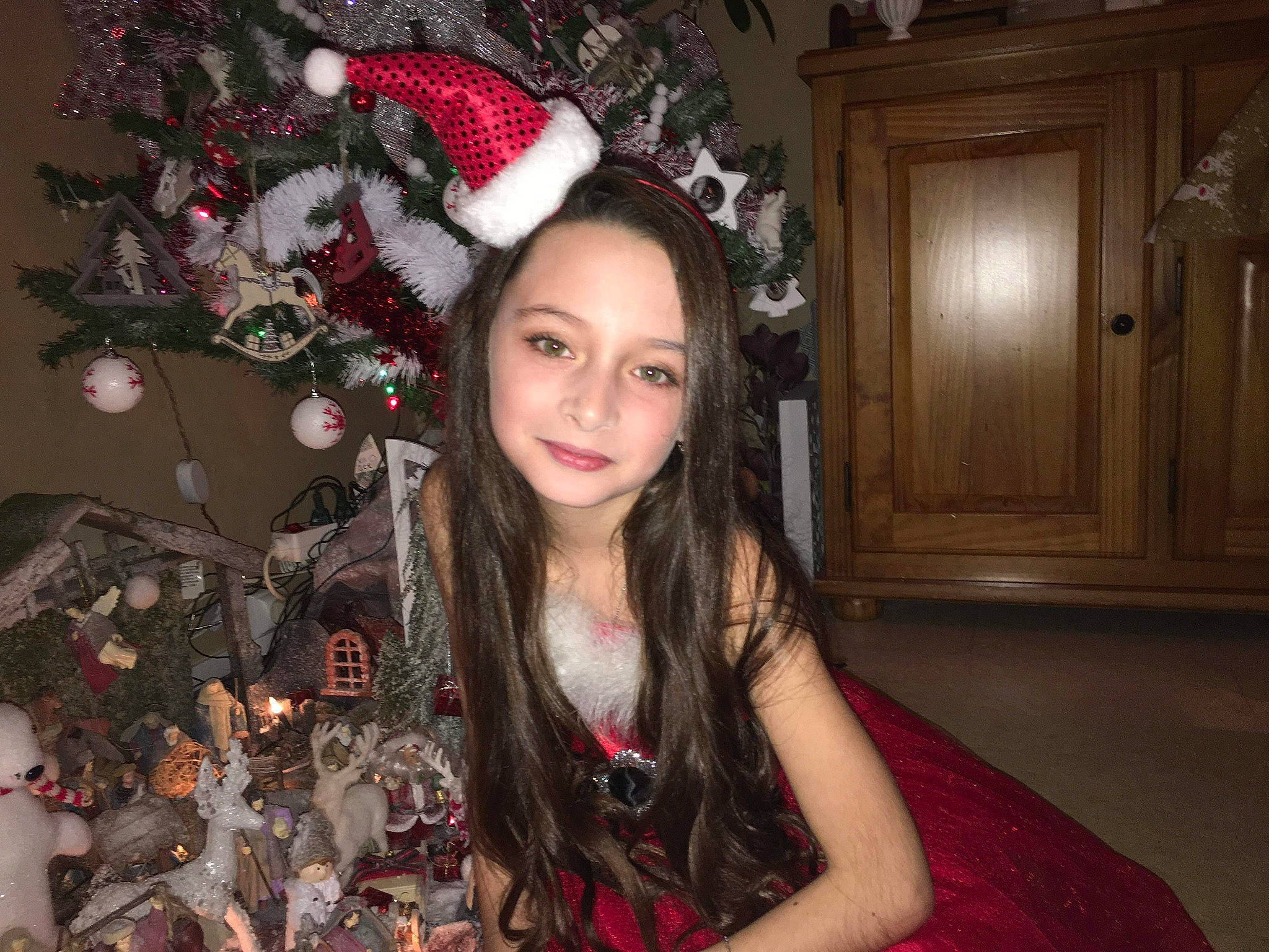 Stessy participe au concours pour gagner de l'argent avec cette photo : brown_hair, christmas, christmas_decoration, event, girl, hair_accessory, hairstyle, headgear, headpiece, holiday, long_hair, person, smile