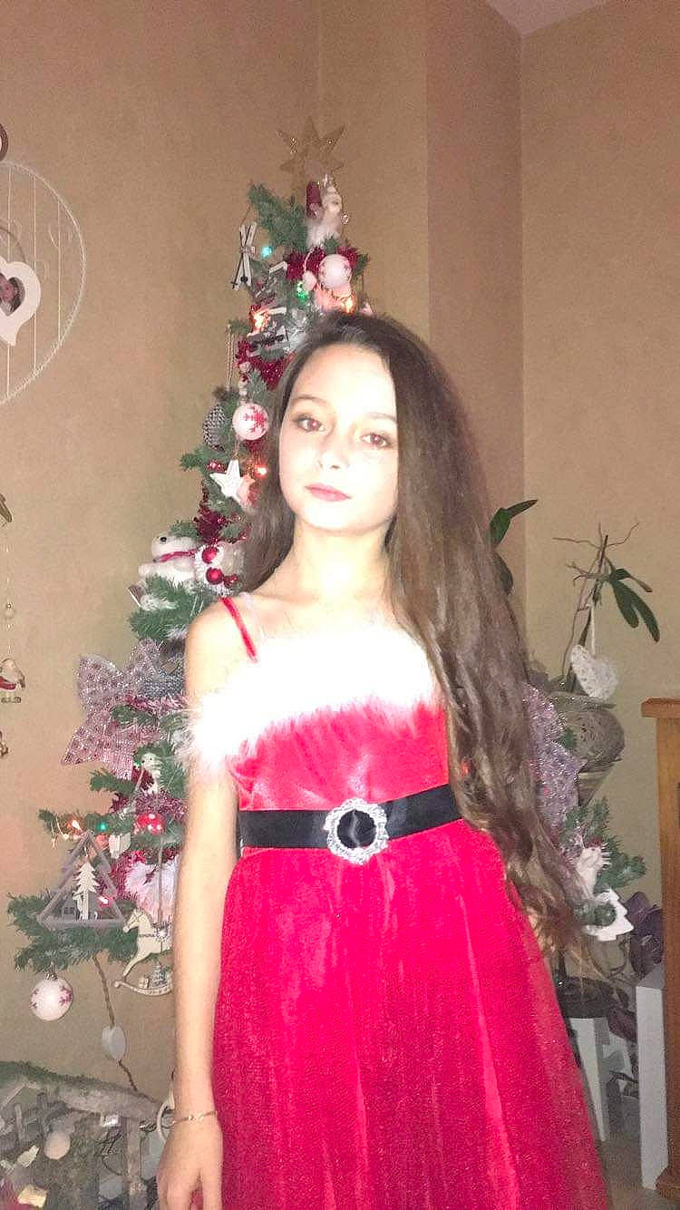 Stessy a rejoint le concours — aidez-le/la à gagner de superbes lots ! brown_hair, christmas, cocktail_dress, costume, dress, formal_wear, girl, gown, hair, hair_accessory, hairstyle, human_hair_color, lady, long_hair, person, shoulder, smile