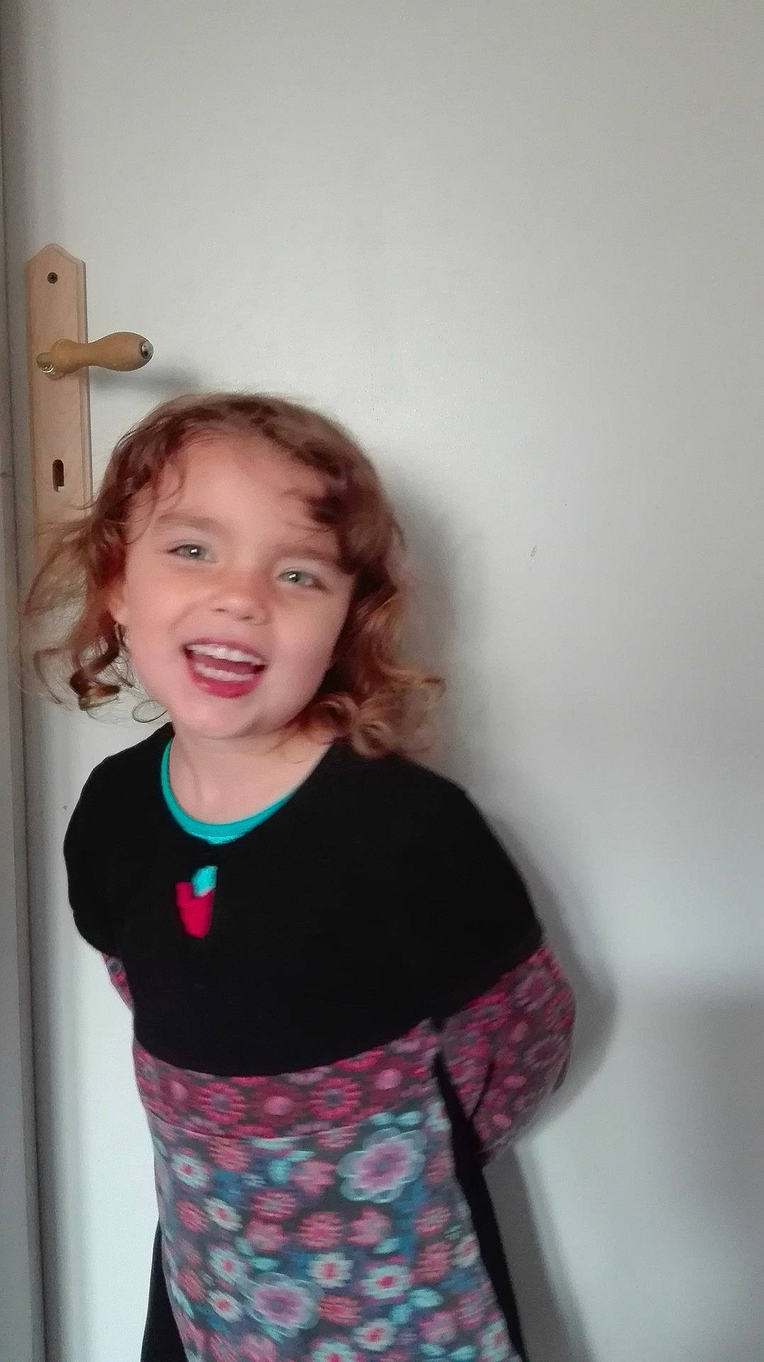 Emma a rejoint le concours — aidez-le/la à gagner de superbes lots ! child, clothing, dress, girl, joy, person, photo_shoot, pink, portrait, toddler